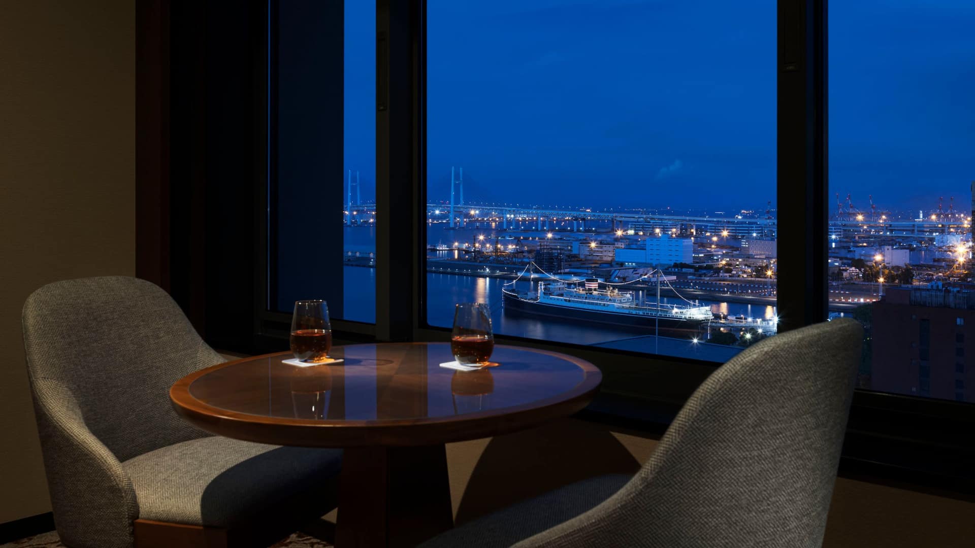 Hyatt Regency Yokohama Guestroom Bay View Suite King Living Room
