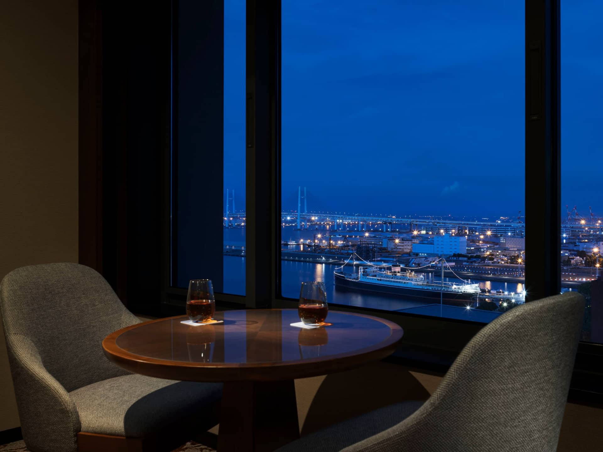 Hyatt Regency Yokohama Guestroom Bay View Suite King Living Room