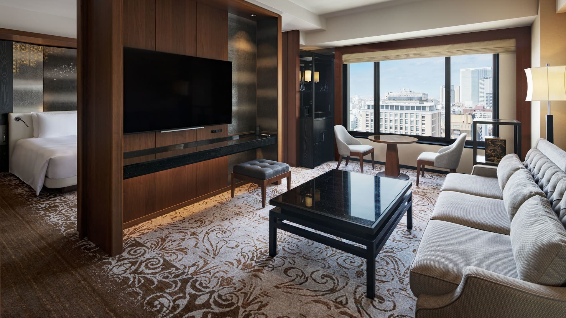 2 de 3 Hyatt Regency Yokohama Guestroom Regency Suite King Living Room