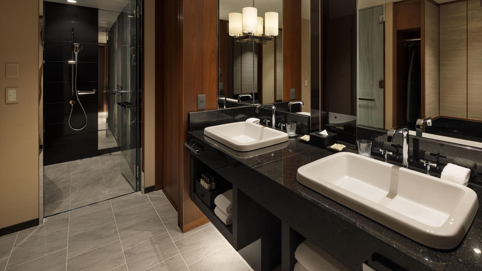 3 de 3 Hyatt Regency Yokohama Guestrooms Suite Bathroom