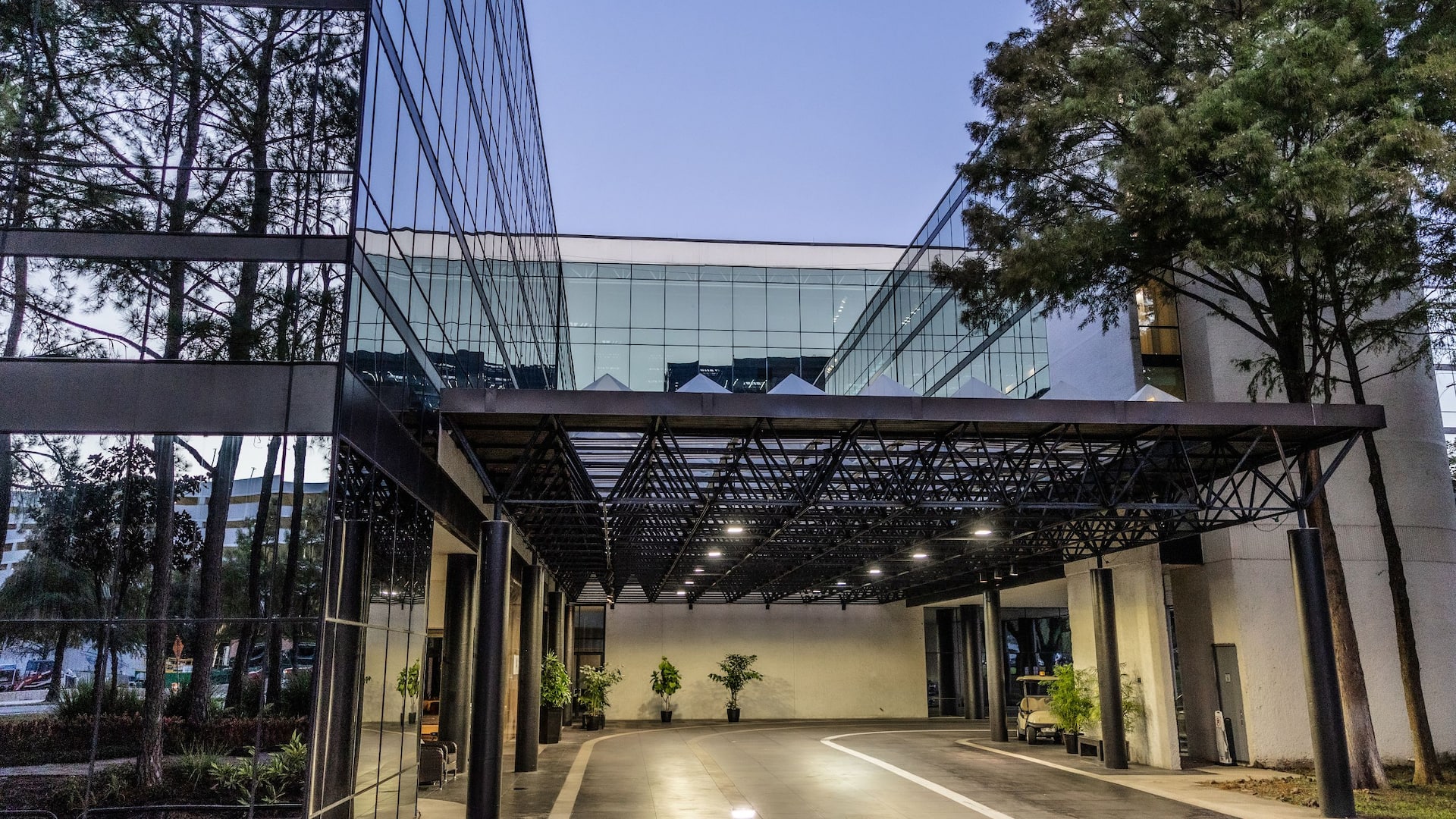 Hyatt Regency Houston West Front Drive Night