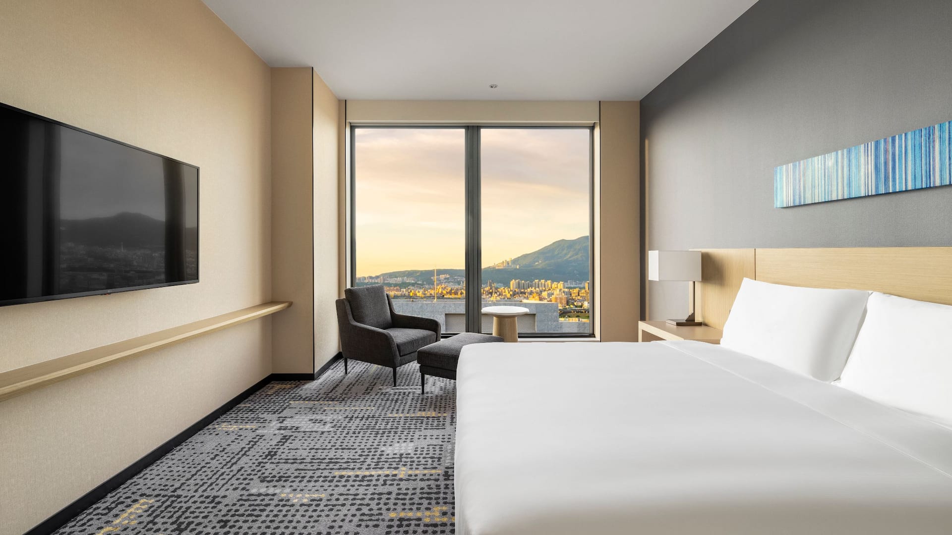 Hyatt Place New Taipei City Xinzhuang Suite Bed Window