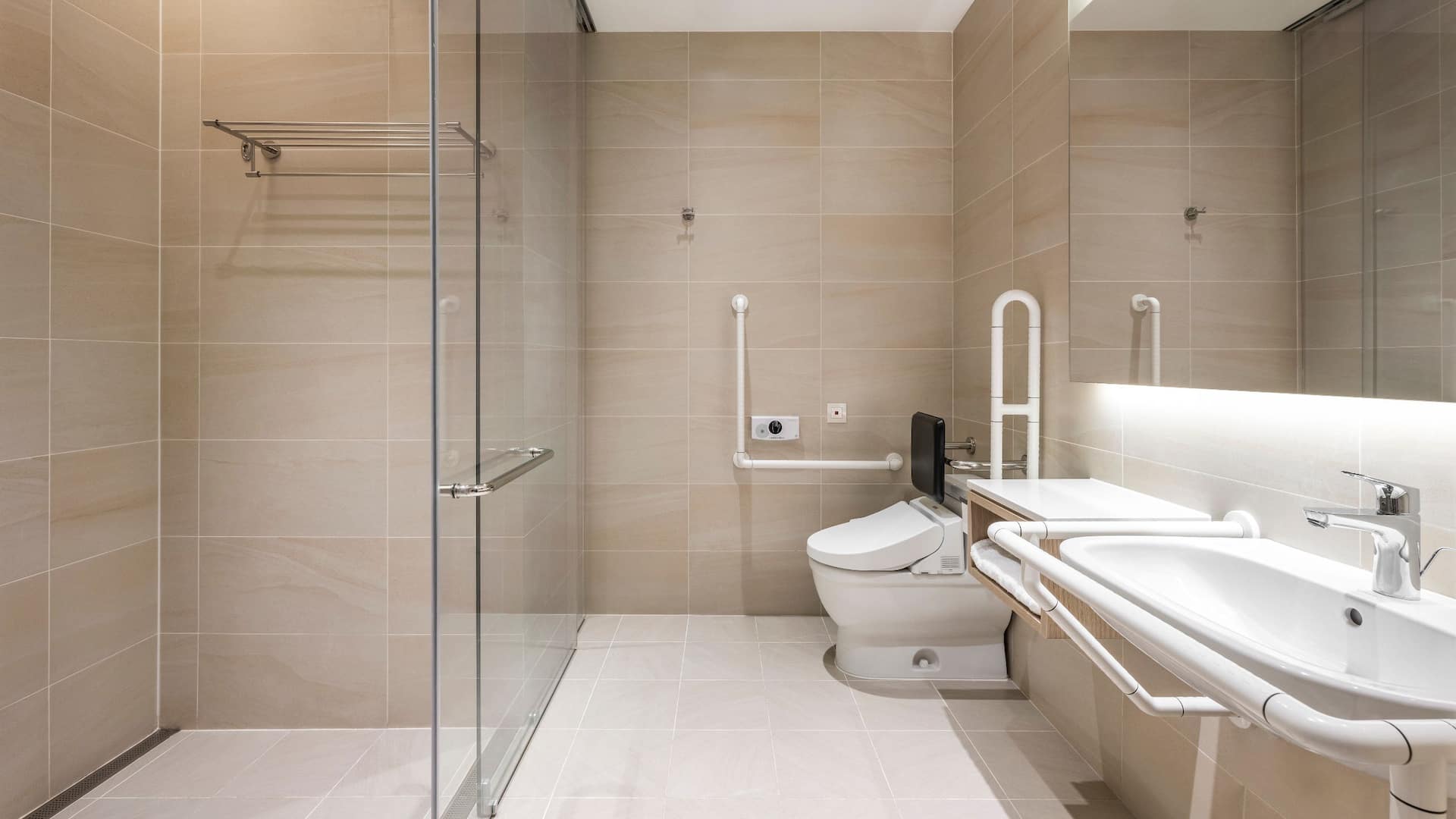 2/3 Hyatt Place New Taipei City Xinzhuang Accessible Bathroom Shower