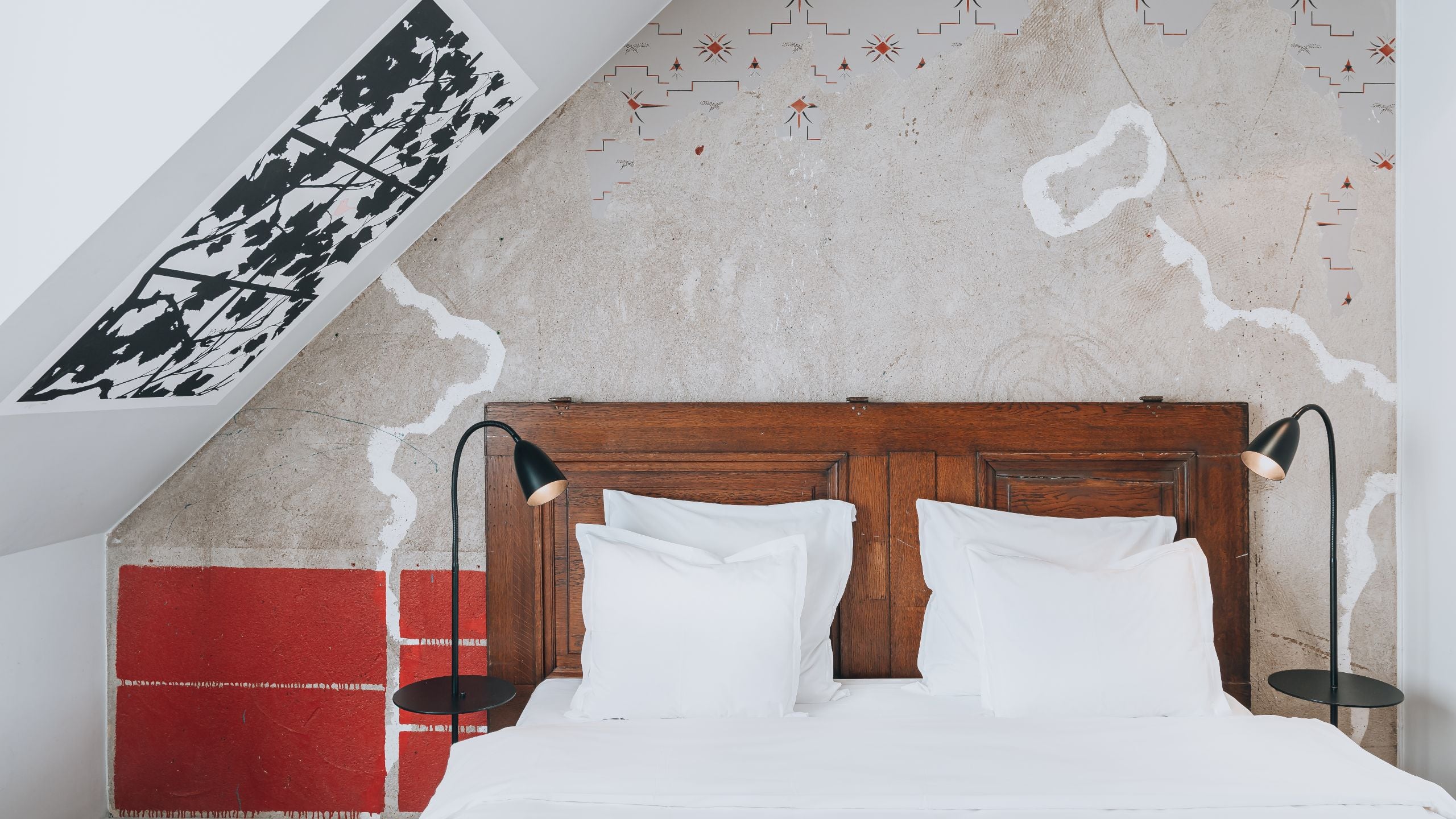5 von 9 Story Hotel Riddargatan Deluxe King Guestroom Headboard