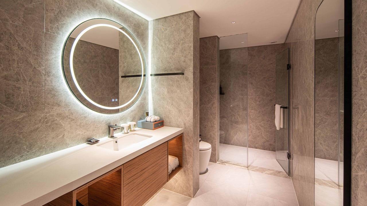 Deluxe King Bathroom