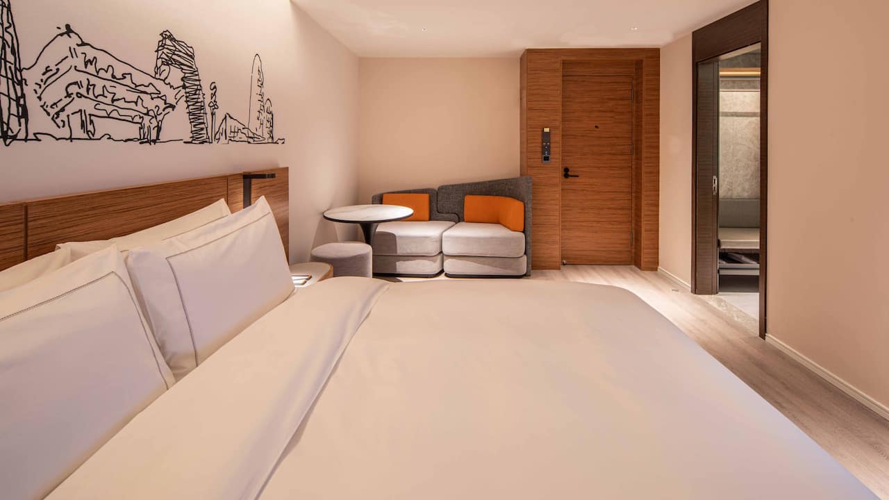 Deluxe King Bed Table