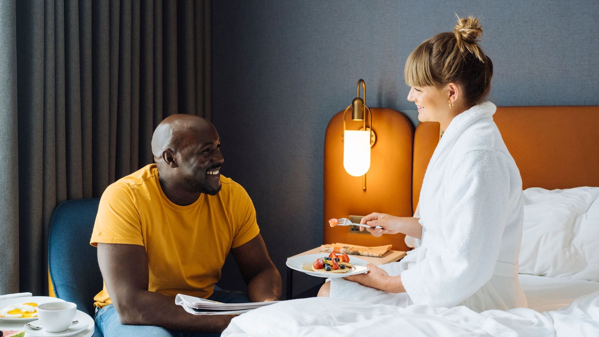 Hyatt Regency London Stratford Lifestyle Guestoom Couple Brunch