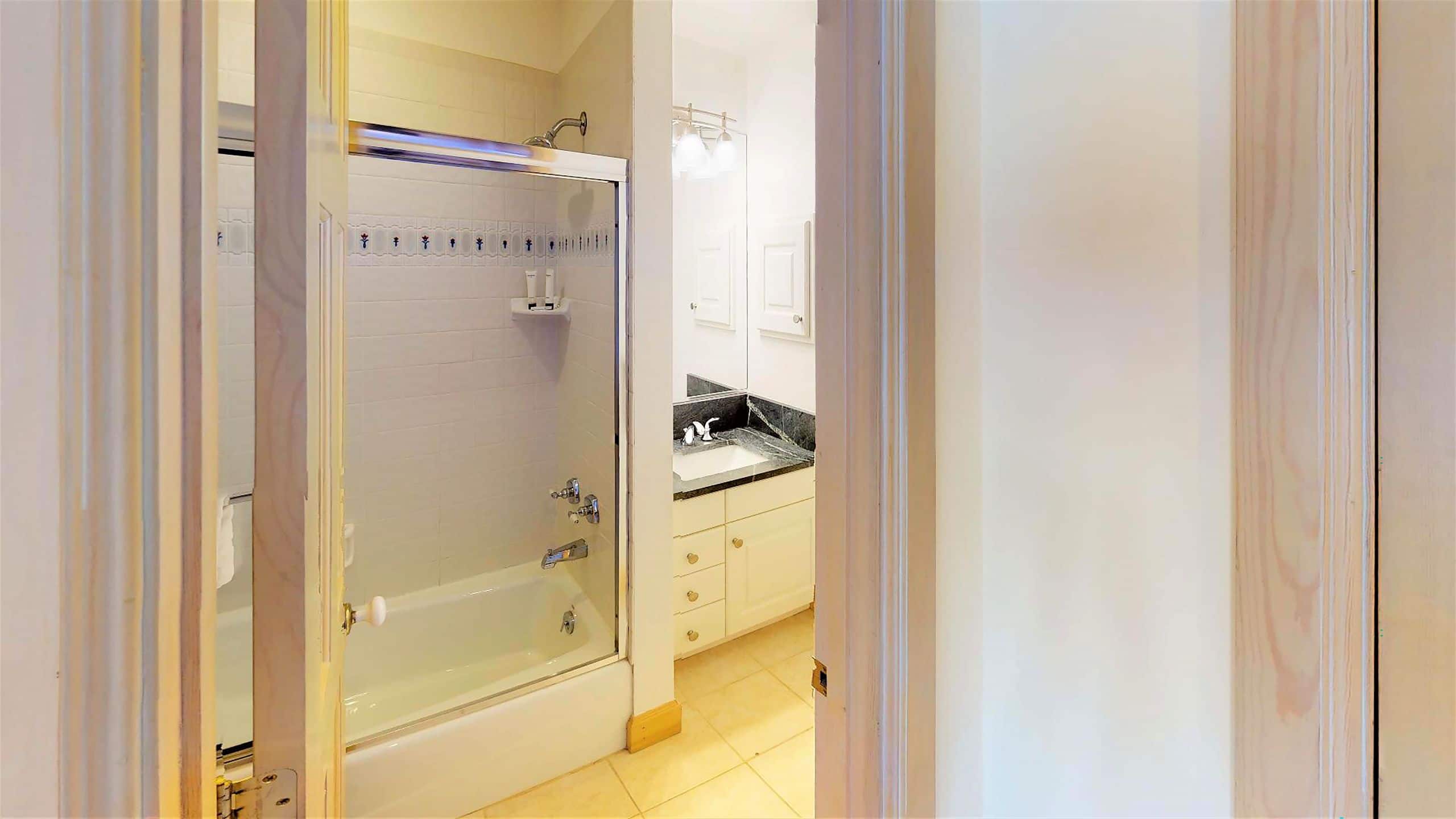 12 de 14 Vail Residences at Cascade Village Residence Bathroom