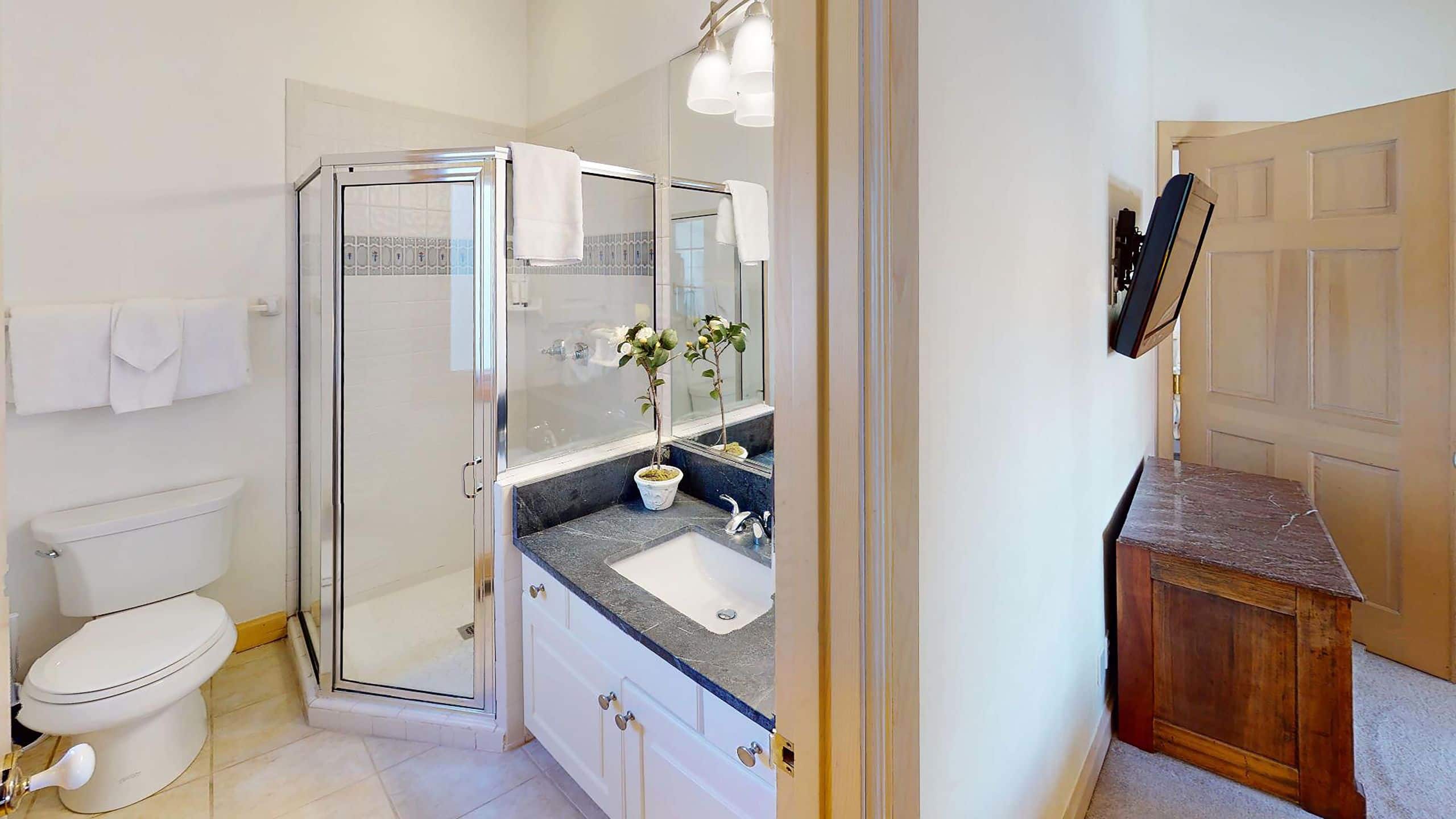 13 de 14 Vail Residences at Cascade Village Residence Bathroom