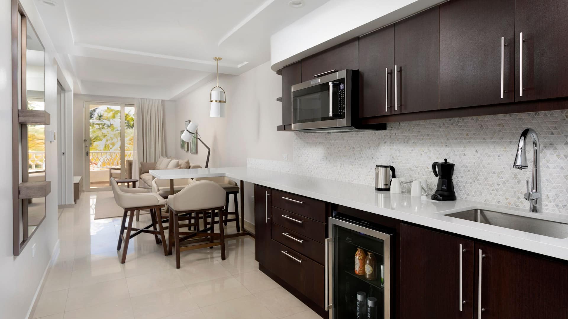 第 3，共 4 Hyatt Regency Grand Reserve Puerto Rico Queen Deluxe Kitchen Into Dining Living Area