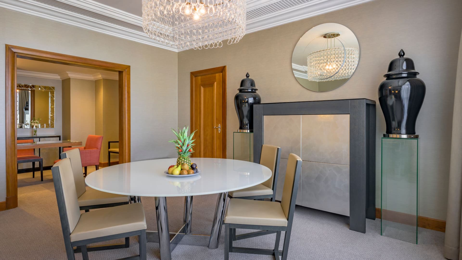 4 de 5 Grand Hyatt Amman Executive Suite Dining Area