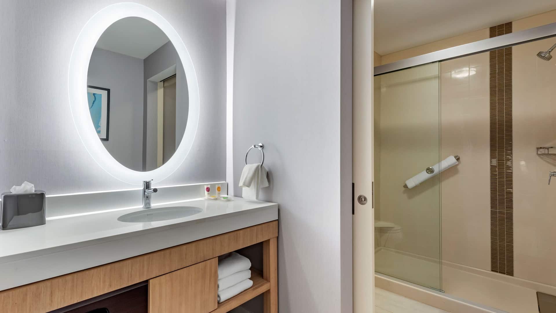 3 de 3 Hyatt Place Indianapolis / Carmel Suite Bathroom