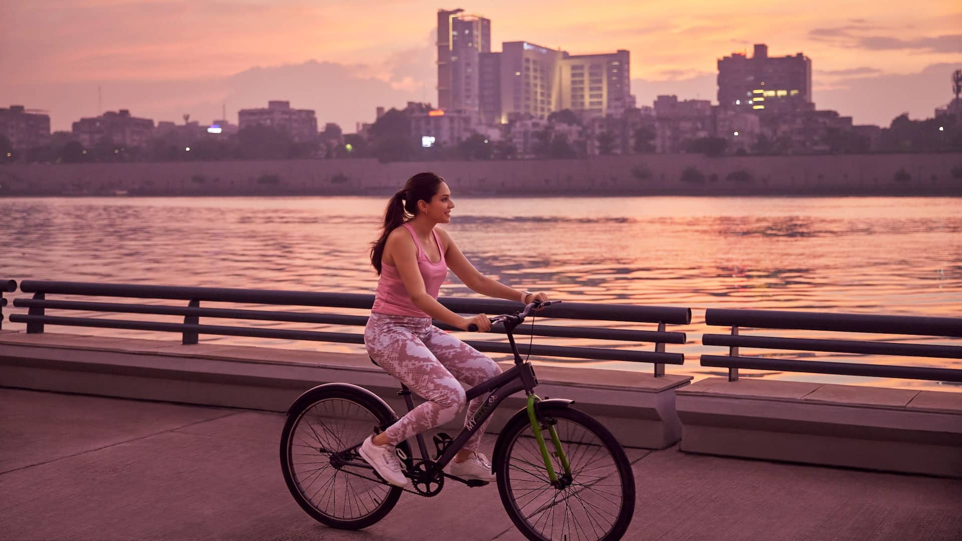 第 2，共 5 Hyatt Regency Ahmedabad Woman Cycling View