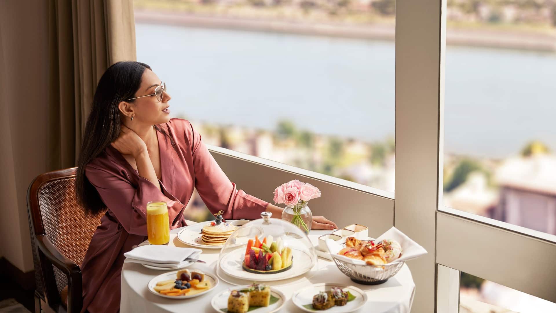 第 4，共 5 Hyatt Regency Ahmedabad Woman Breakfast Dining With View