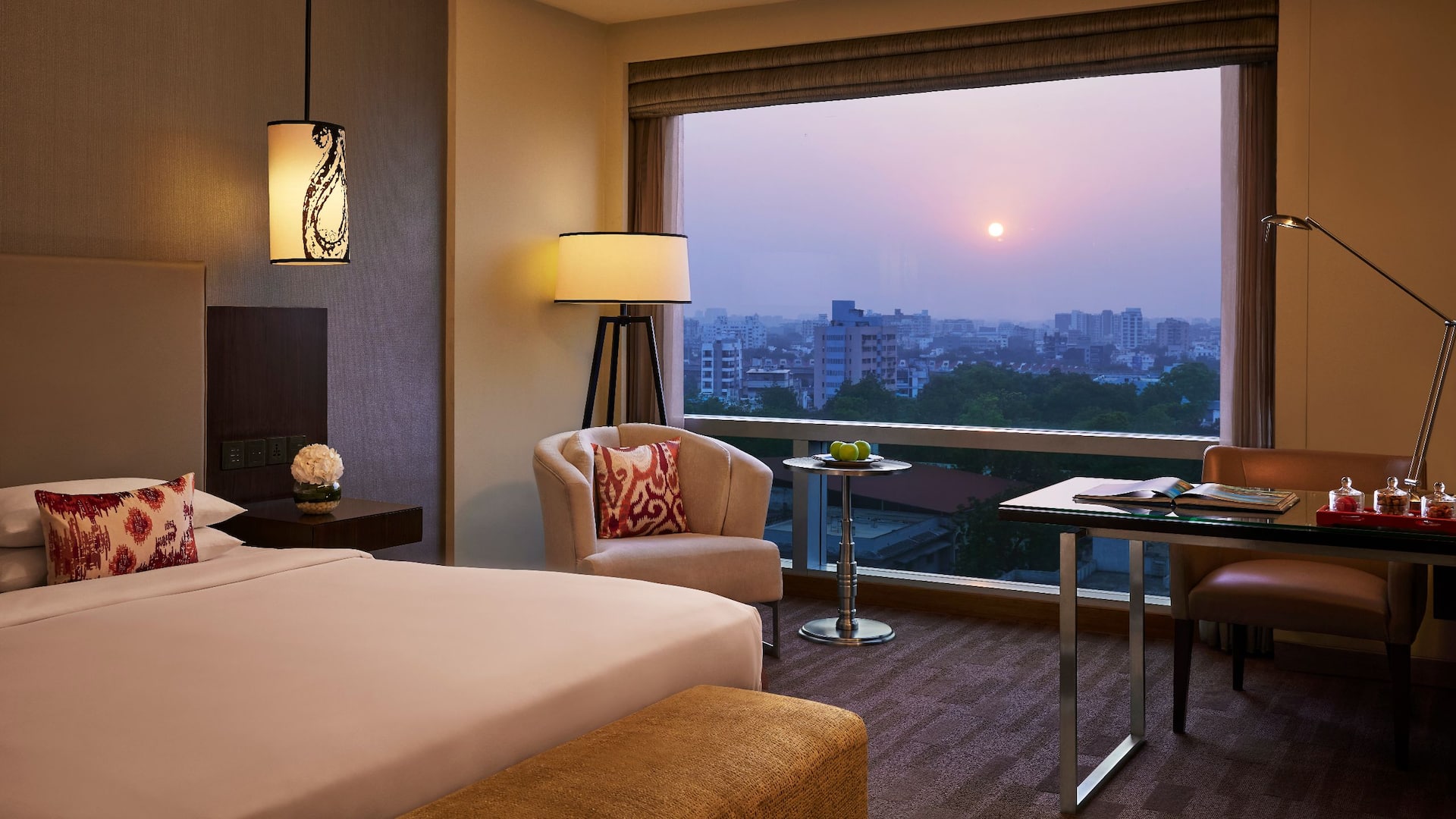 第 1，共 5 Hyatt Regency Ahmedabad Standard Room Desk