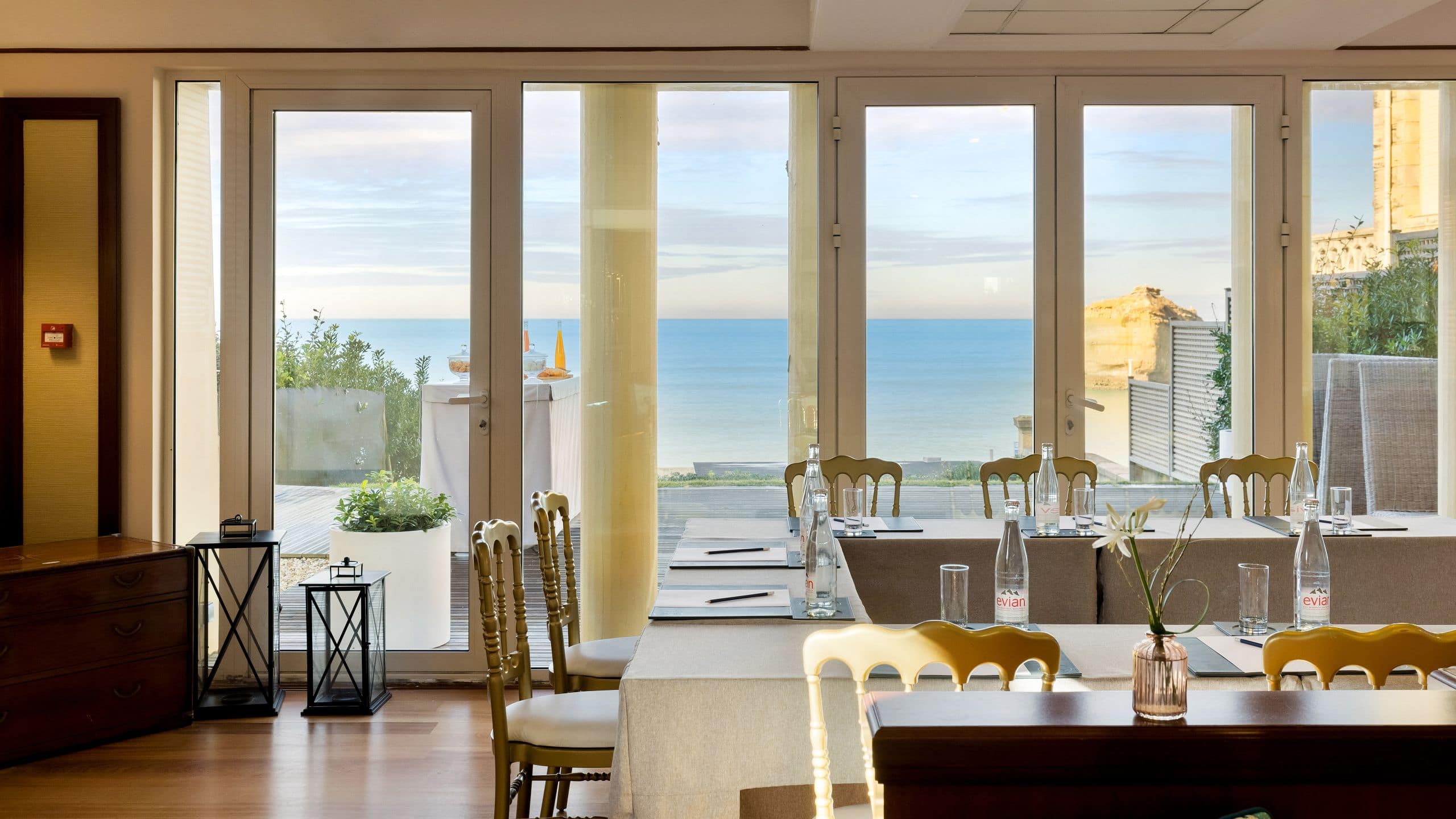 2 of 5 Hôtel du Palais Biarritz Lounge Setup Vue