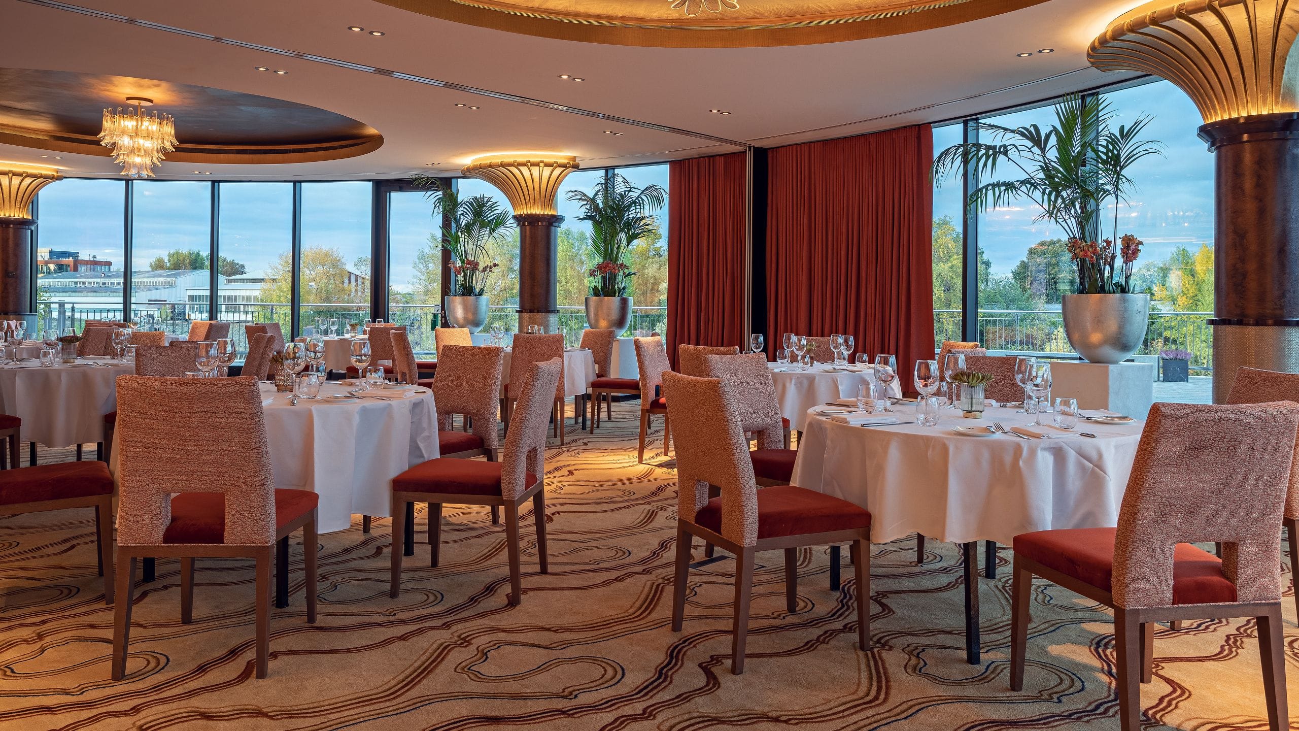  River Salon bei Tag mit gedeckten runden Tischen im Hyatt Regency Düsseldorf