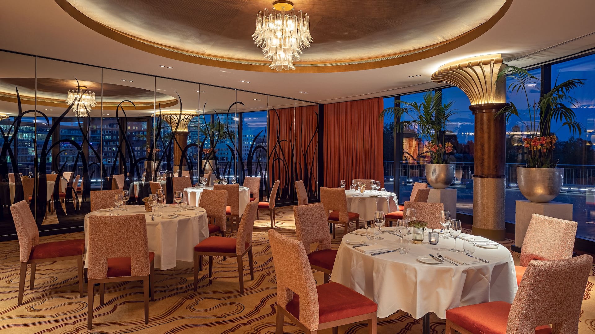 9 von 9 River Salon mit runden Tischen bei Abend im Hyatt Regency Düsseldorf