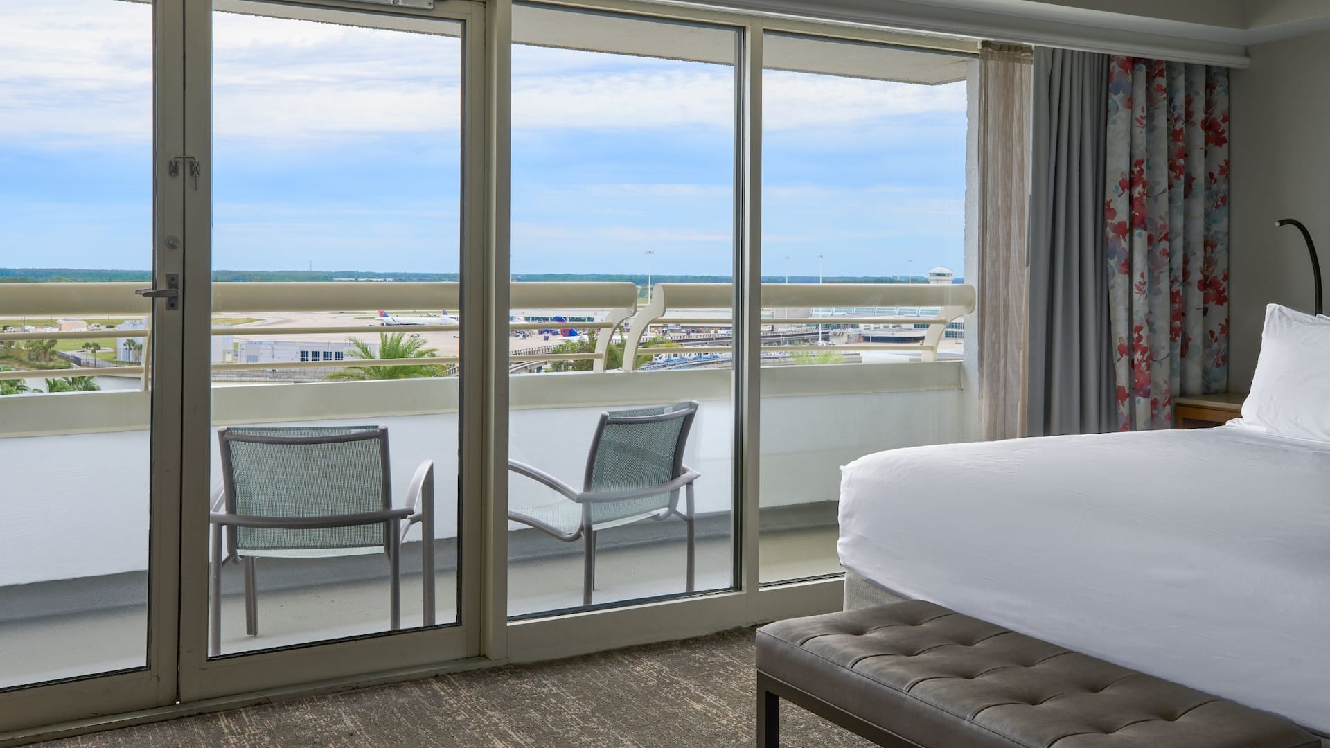 2 из 5 Hyatt Regency Orlando International Airport One King Bed Dx Runway View Balcony