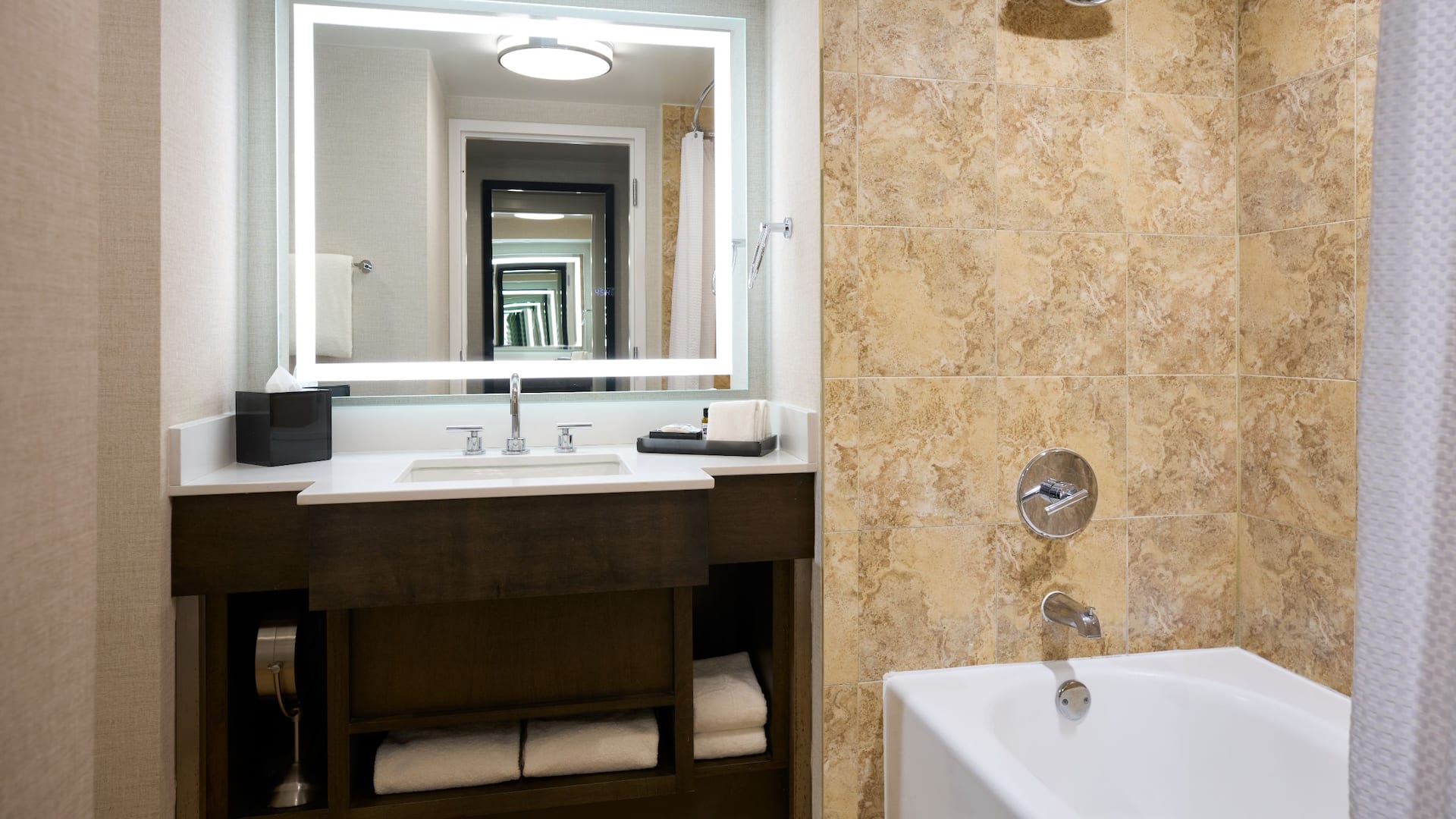 3 из 5 Hyatt Regency Orlando International Airport Queen Queen Bathtub