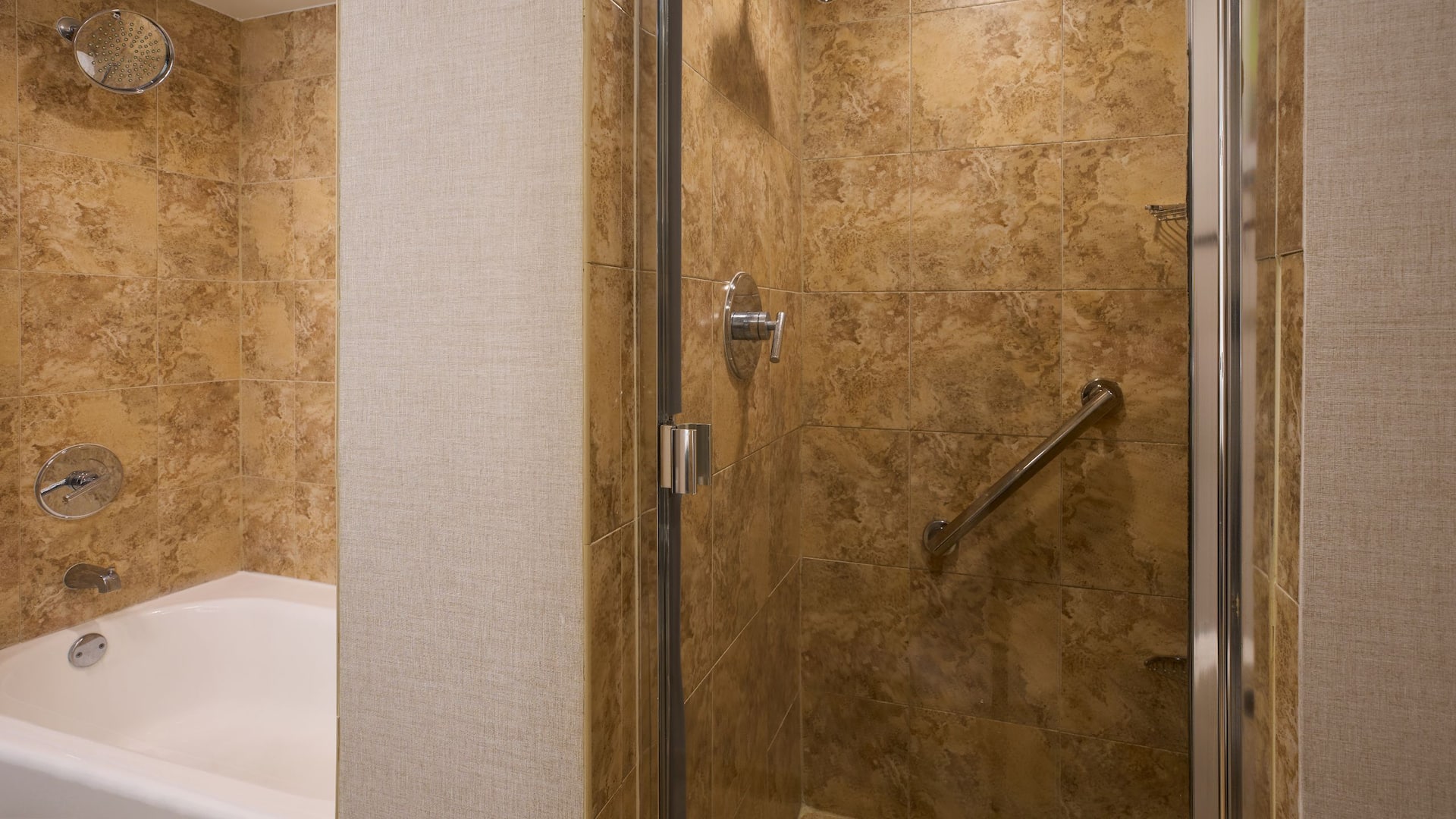 4 из 5 Hyatt Regency Orlando International Airport Patio Room Bathroom Shower