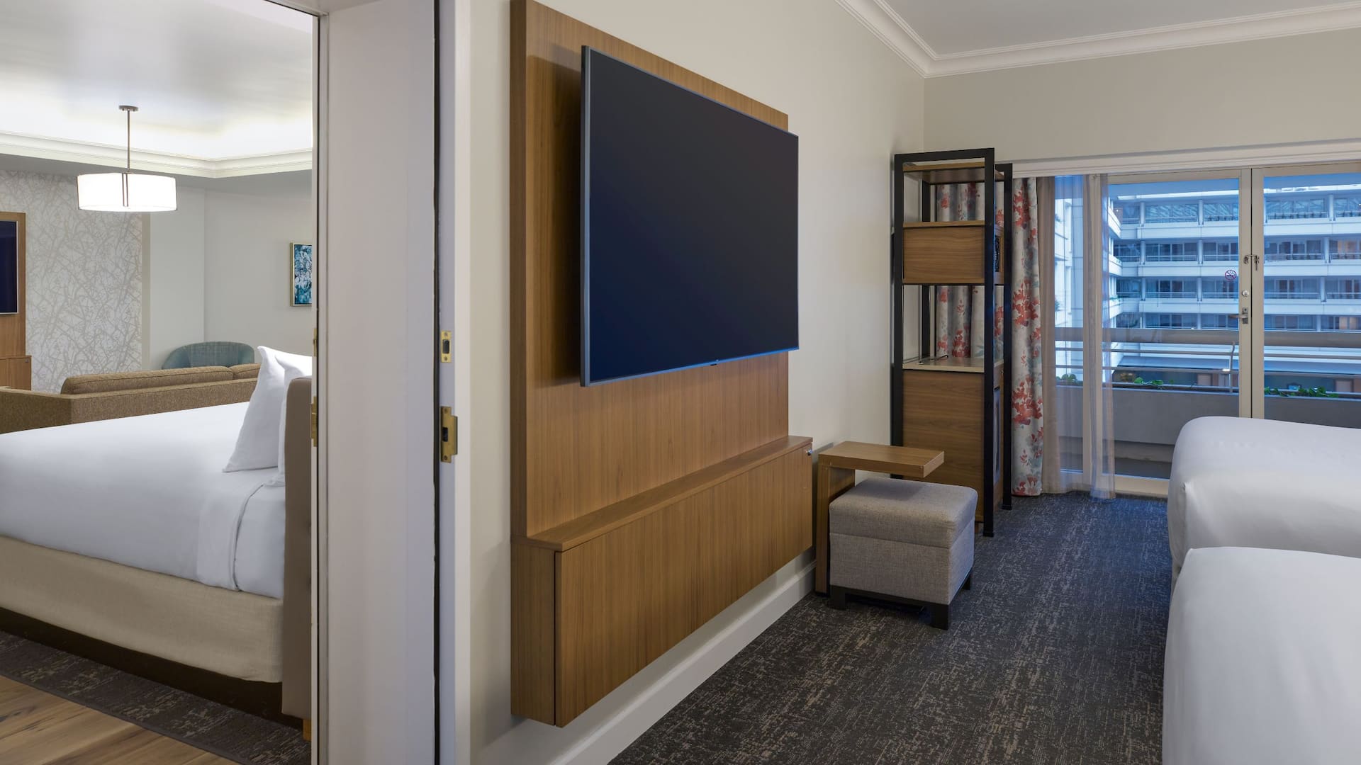 4 из 4 Hyatt Regency Orlando International Airport Two Queen Bed Deluxe Suite