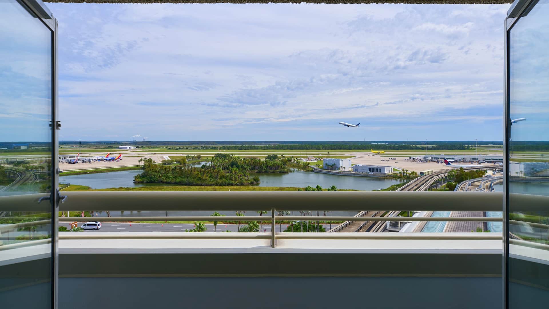 Hyatt Regency Orlando International Airport Deluxe King With Runway View