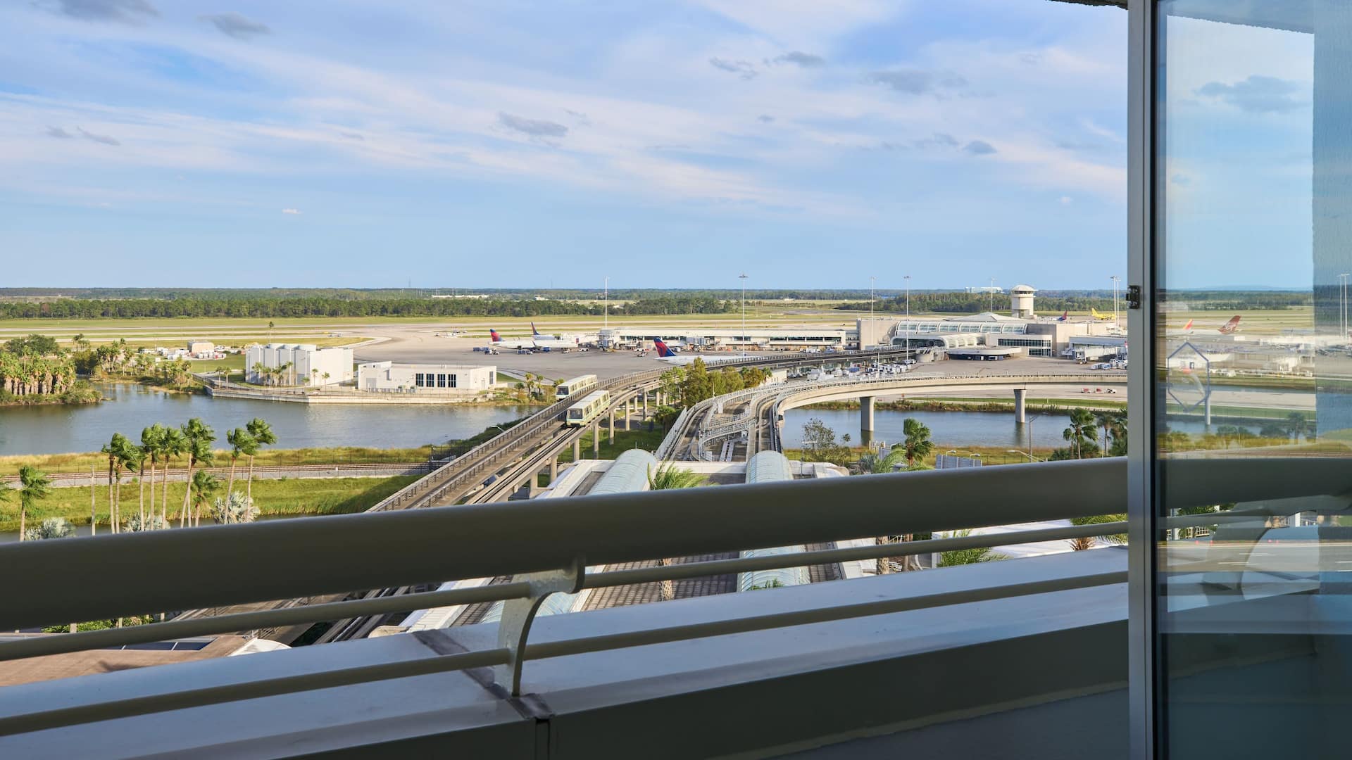 3 из 6 Hyatt Regency Orlando International Airport Runway View With Balcony