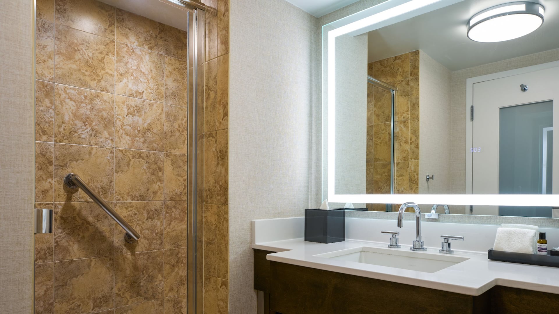3 из 4 Hyatt Regency Orlando International Airport King Bathroom