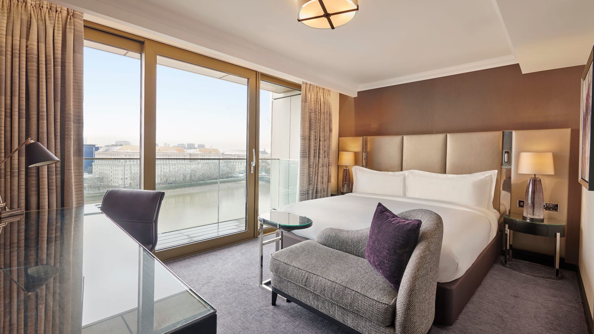 Hyatt Regency London Albert Embankment King Bed Deluxe River View Balcony