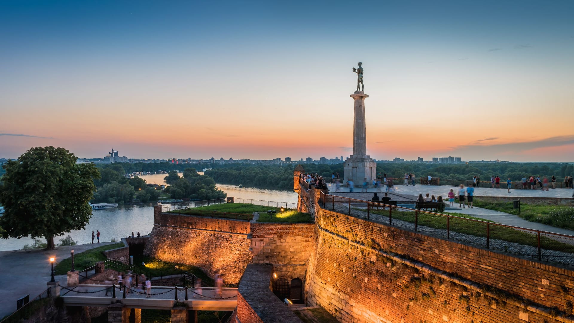 Hyatt Regency Belgrade Monument Pobednik