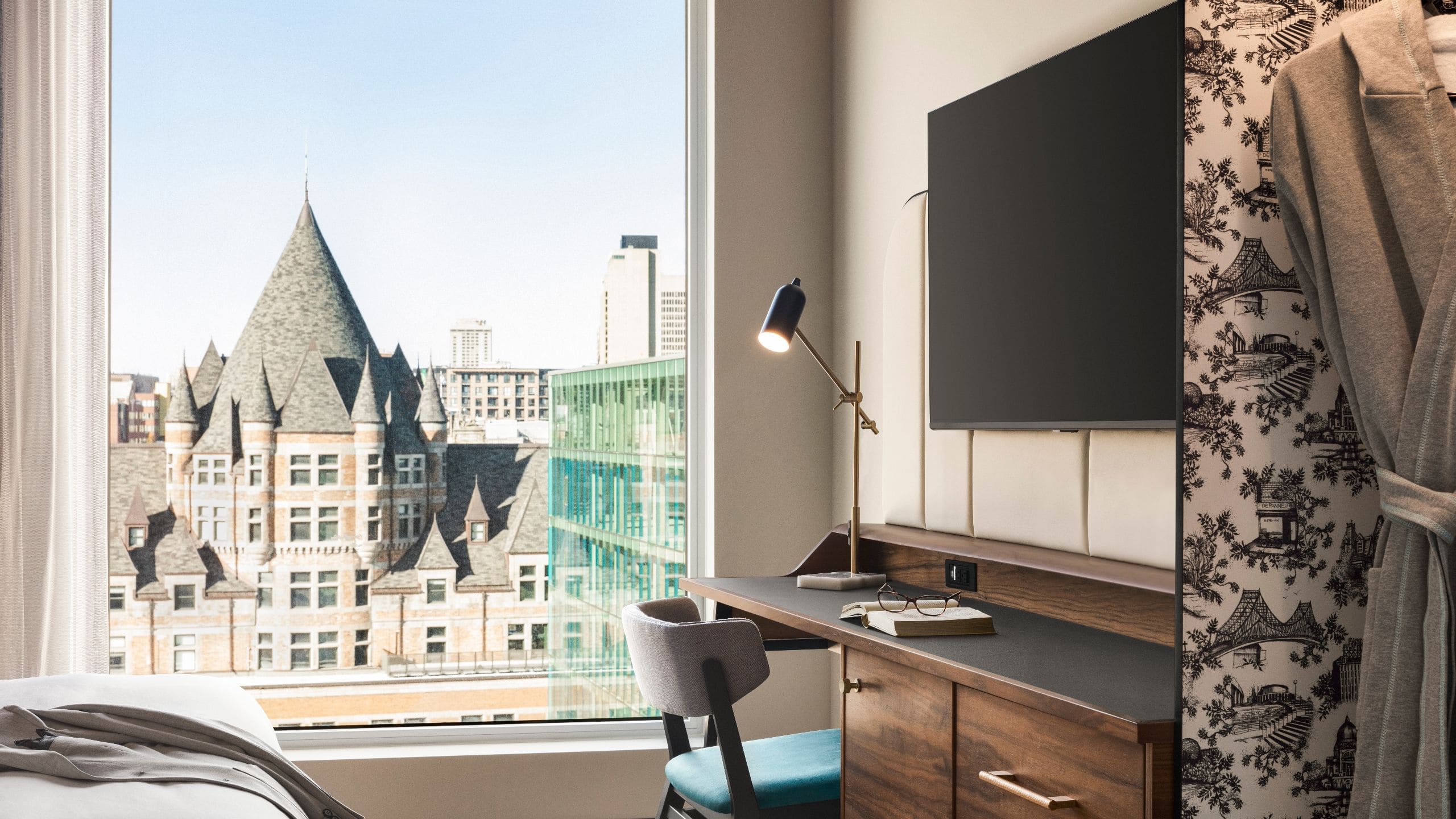 4 of 5 Hyatt Centric Ville-Marie Montréal King Standard Desk