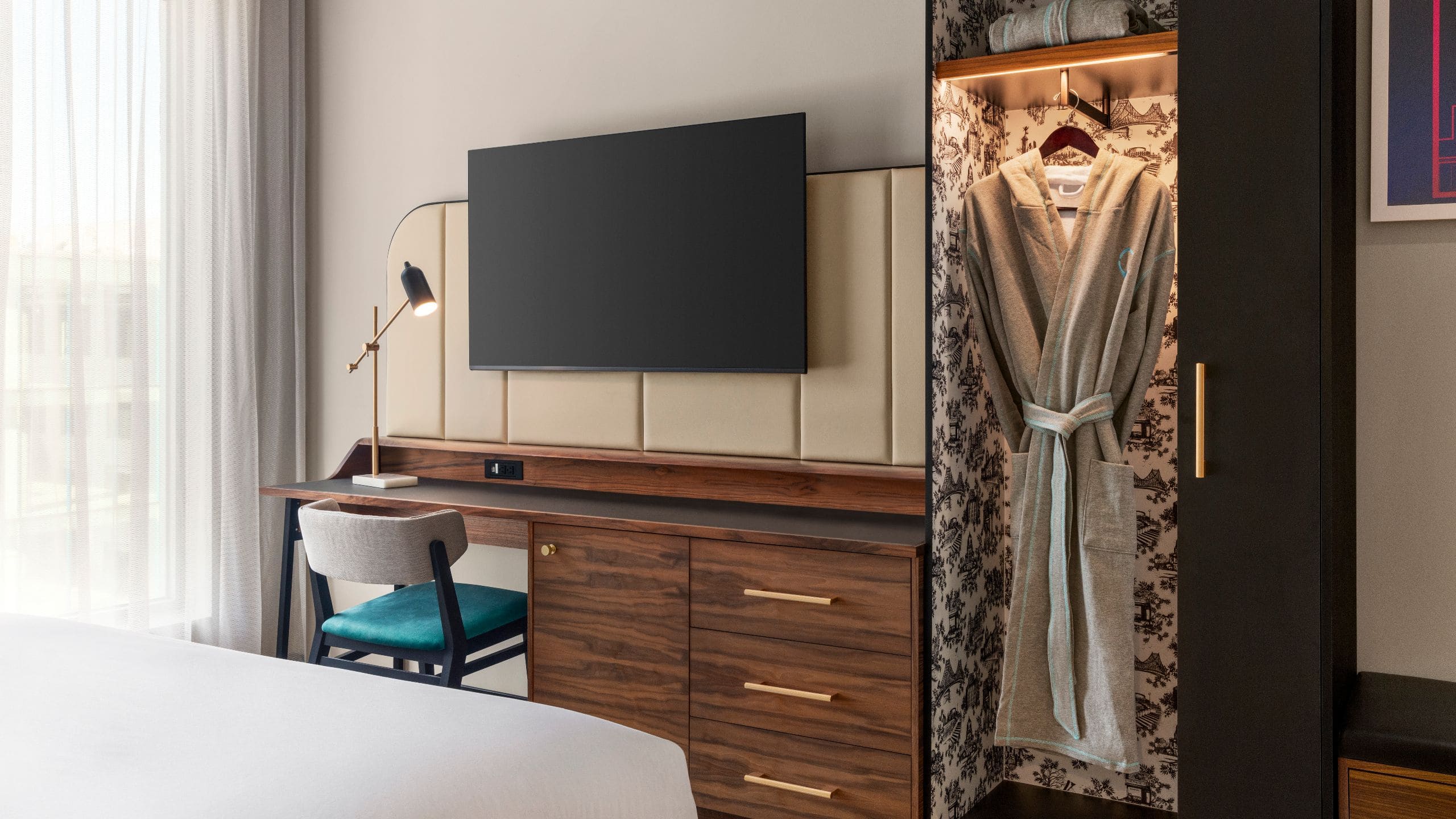 2 of 5 Hyatt Centric Ville-Marie Montréal King Standard Robes