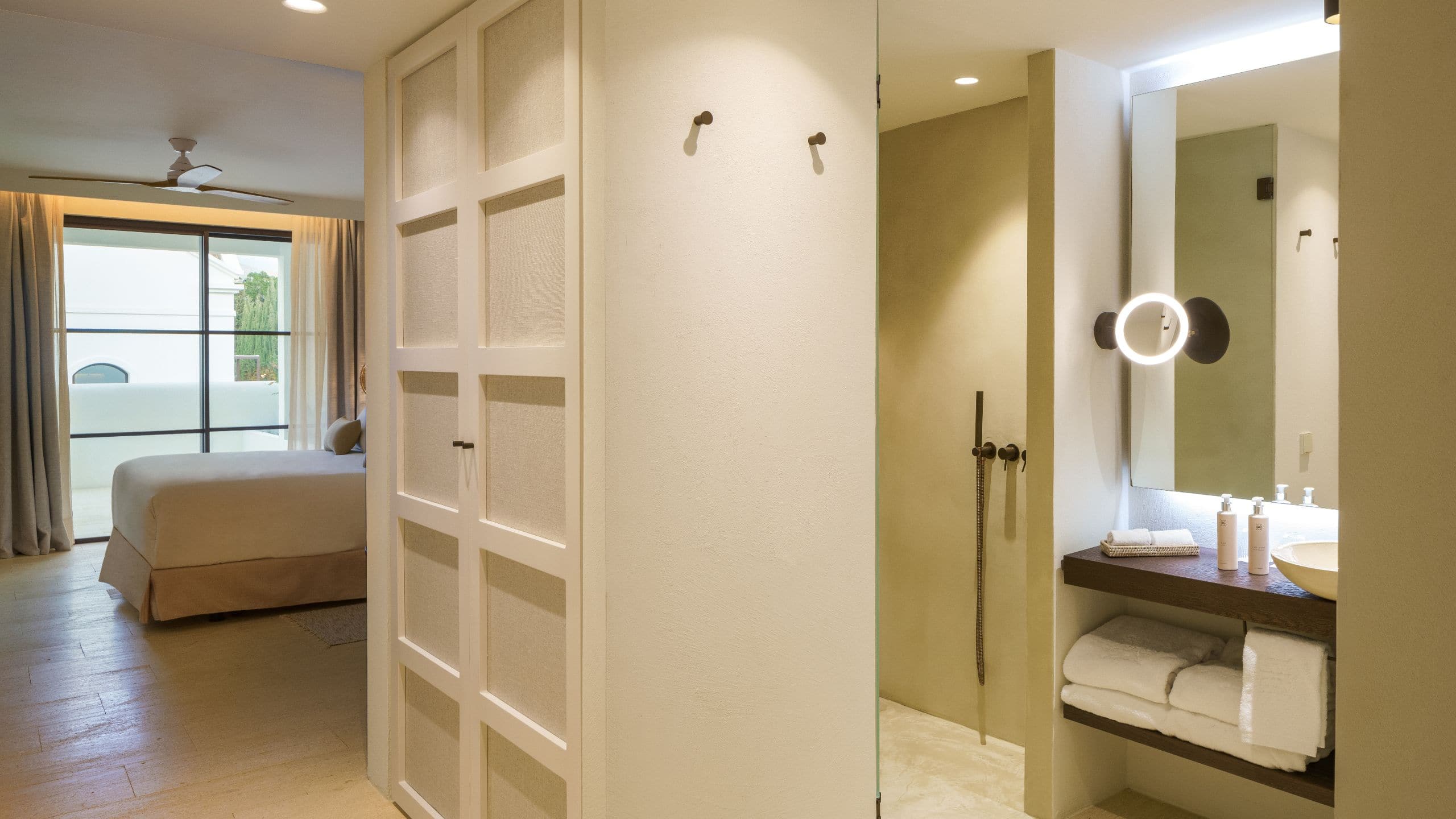 3 de 5 La Zambra King Bed Bathroom