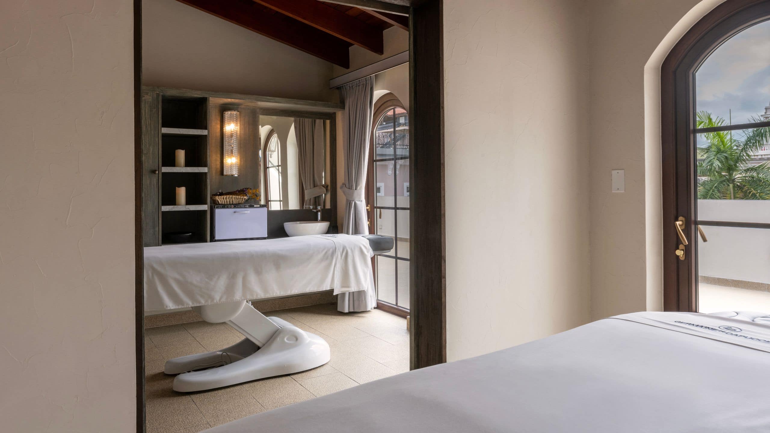 Hotel La Compañia Spa Treatment Room Wide