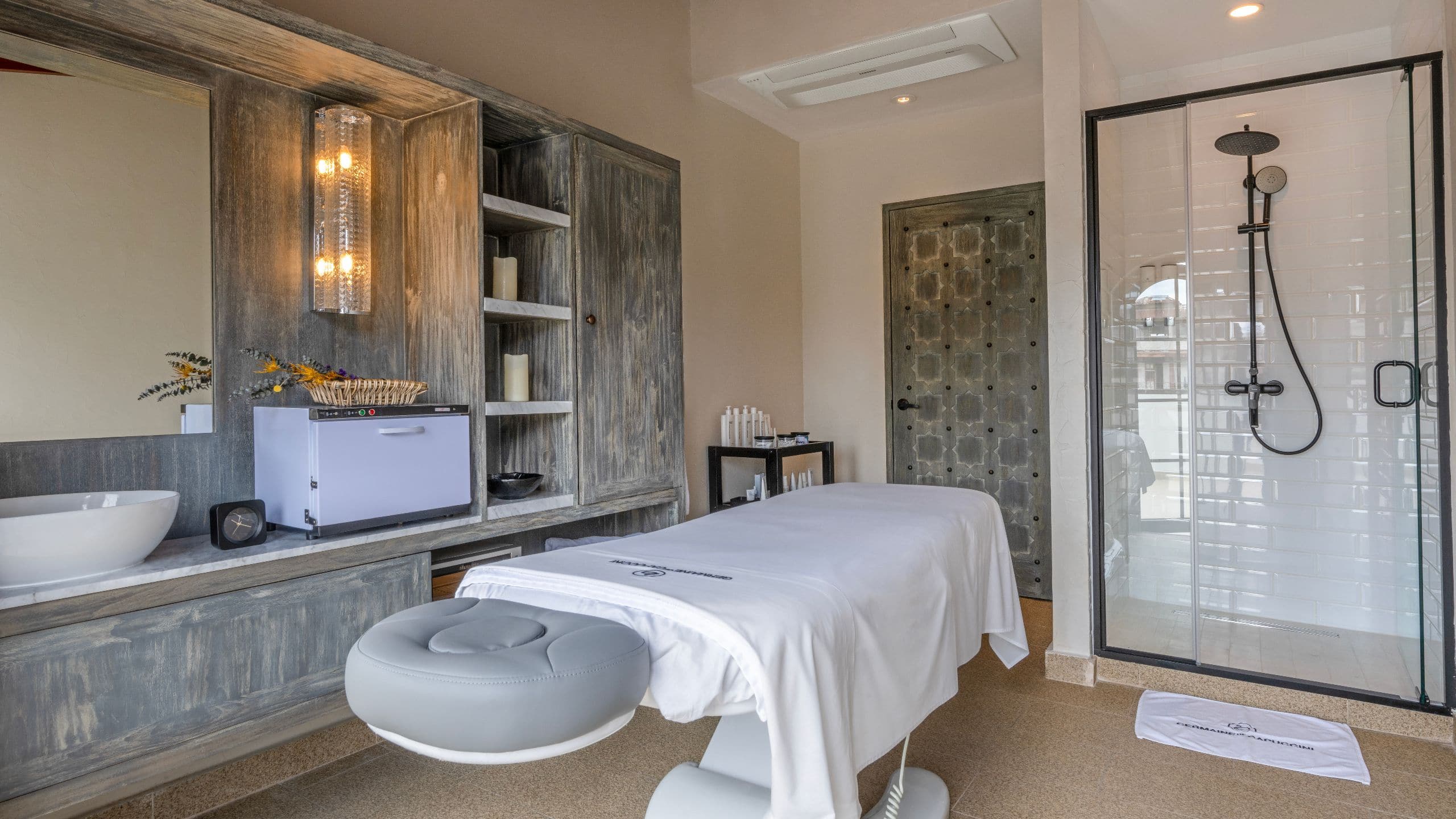 Hotel La Compañia Spa Treatment Room