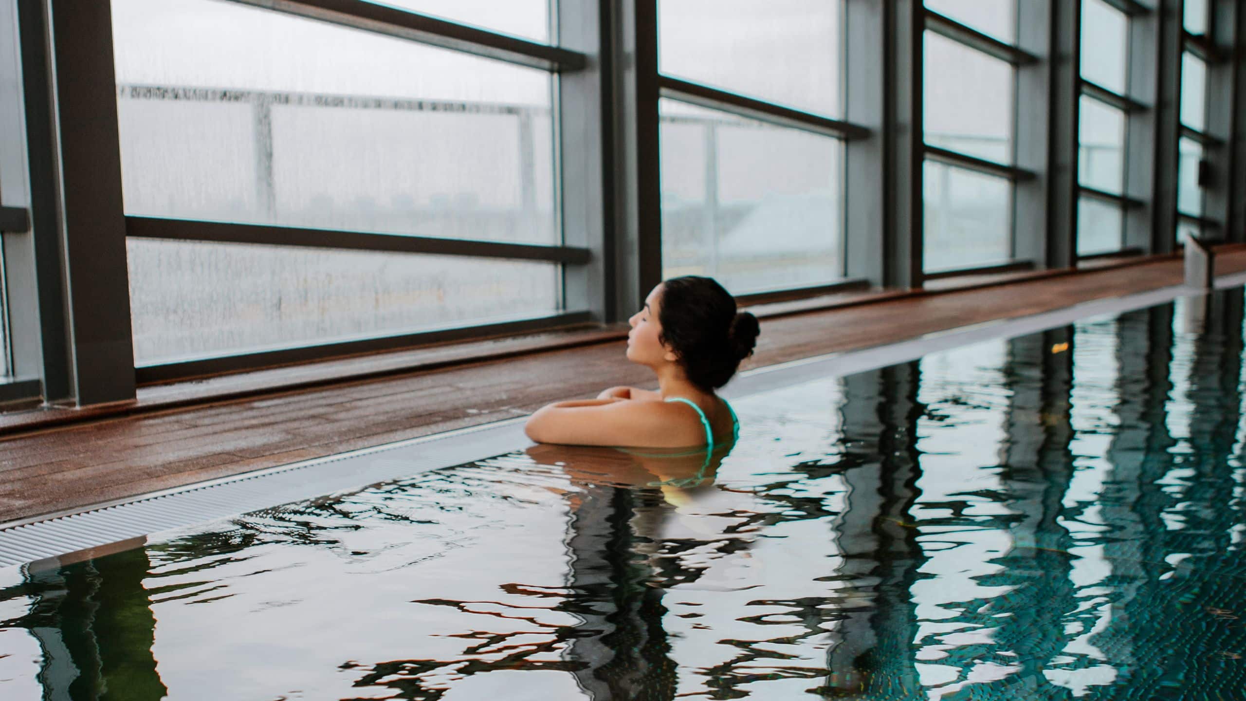 Frau im Dachterrassenpool im Club Olympus Spa & Fitness