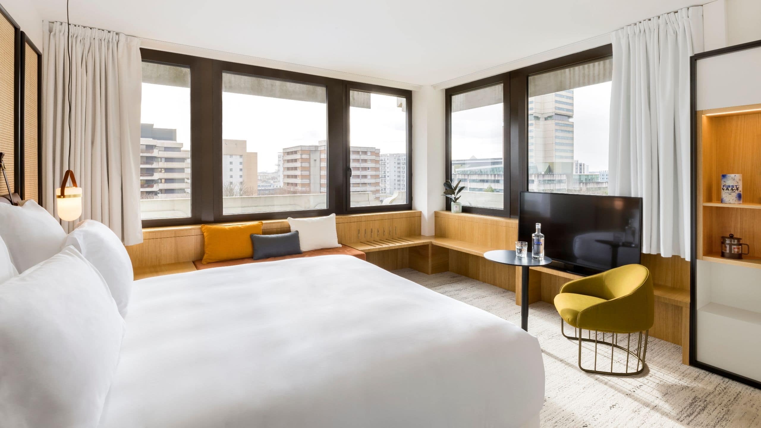 2 de 5 FirstName Bordeaux King Room Windows