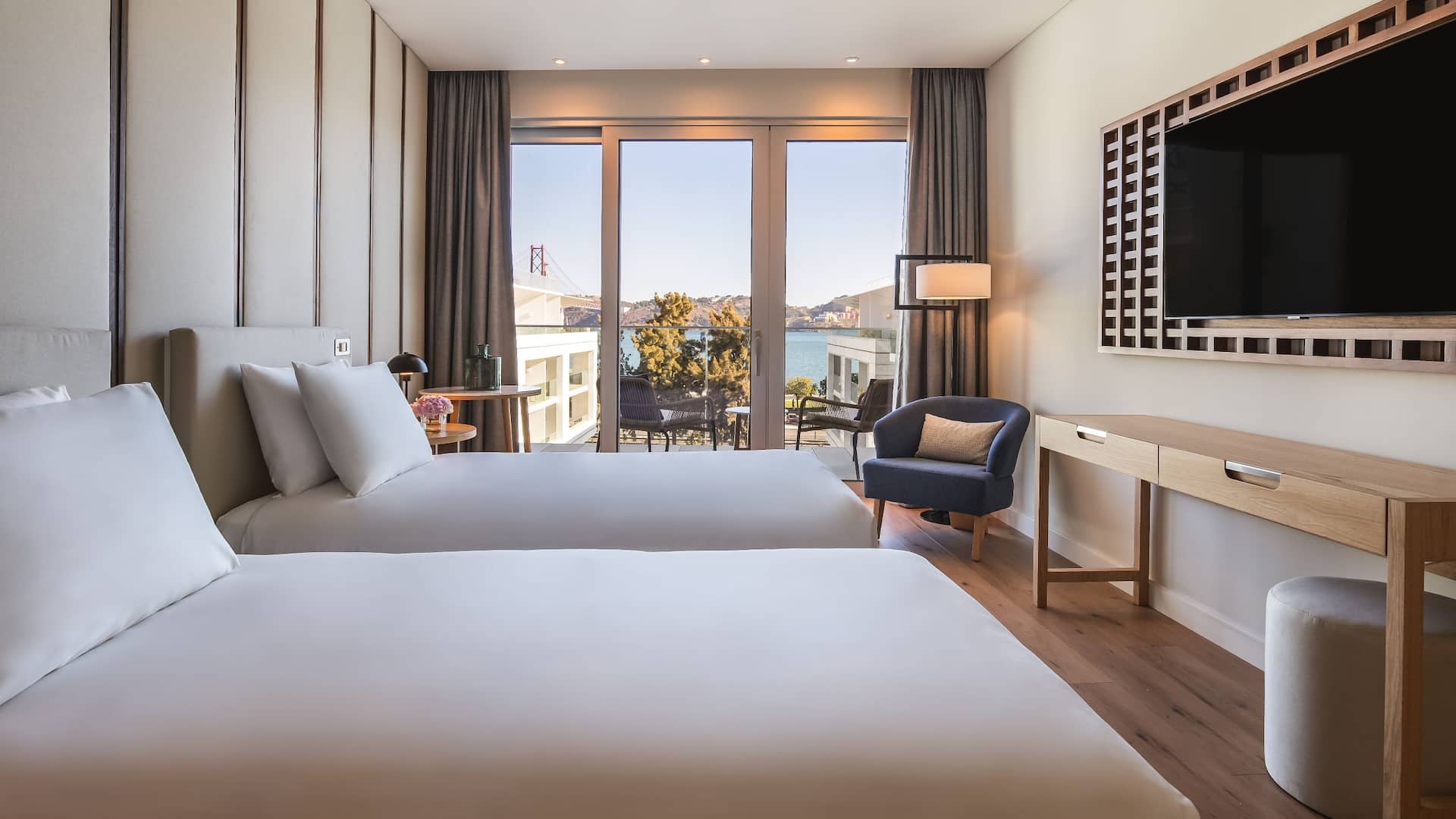 1/8 Hyatt Regency Lisbon Twin Beds Layout Guestroom
