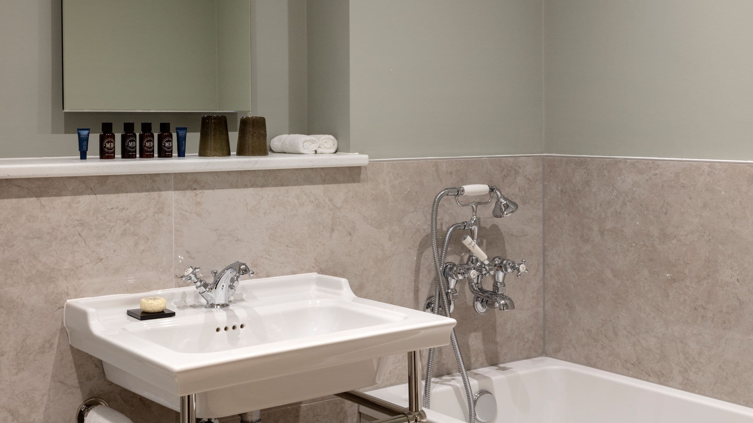 5/5 SCHLOSS Roxburghe Chefs Cottage Bathroom Sink