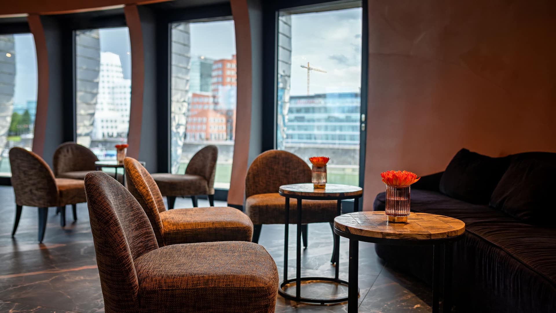 4 von 8 Sitzbereich in der Pebble's Bar mit Ausblick auf Gehry Bauten Hyatt im Regency Düsseldorf