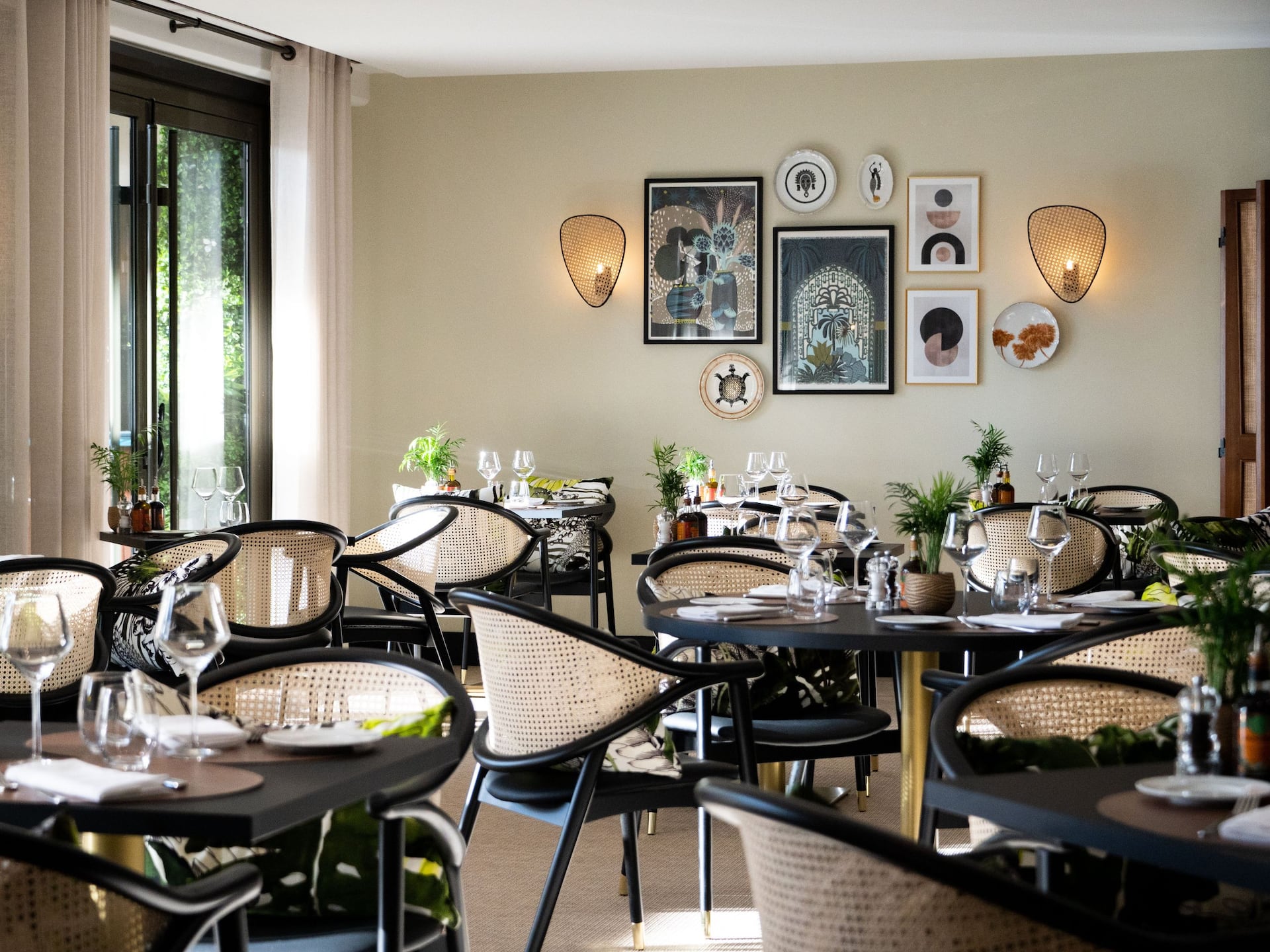 Bright and spacious indoor dining area at Le 3e restaurant - Hyatt Regency Nice Palais de la Méditerranée