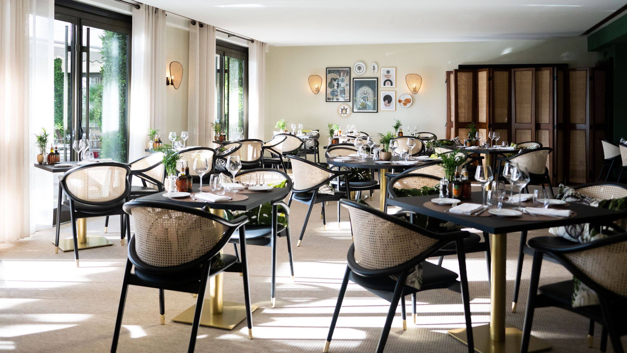 Hyatt Regency Nice Palais de la Méditerranée Le 3e Restaurant Overview Light