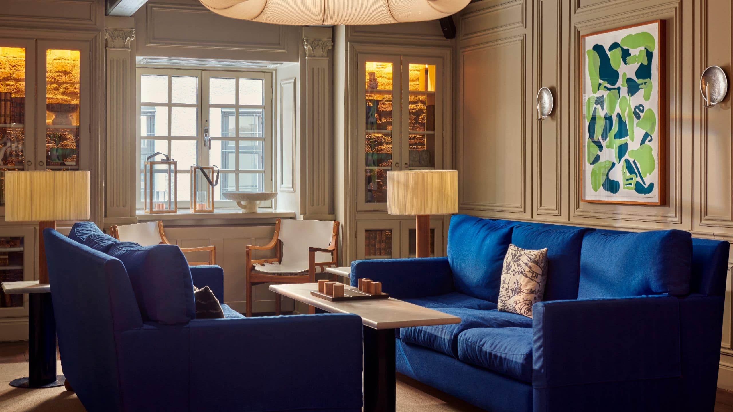Hôtel Reisen Library Blue Couches