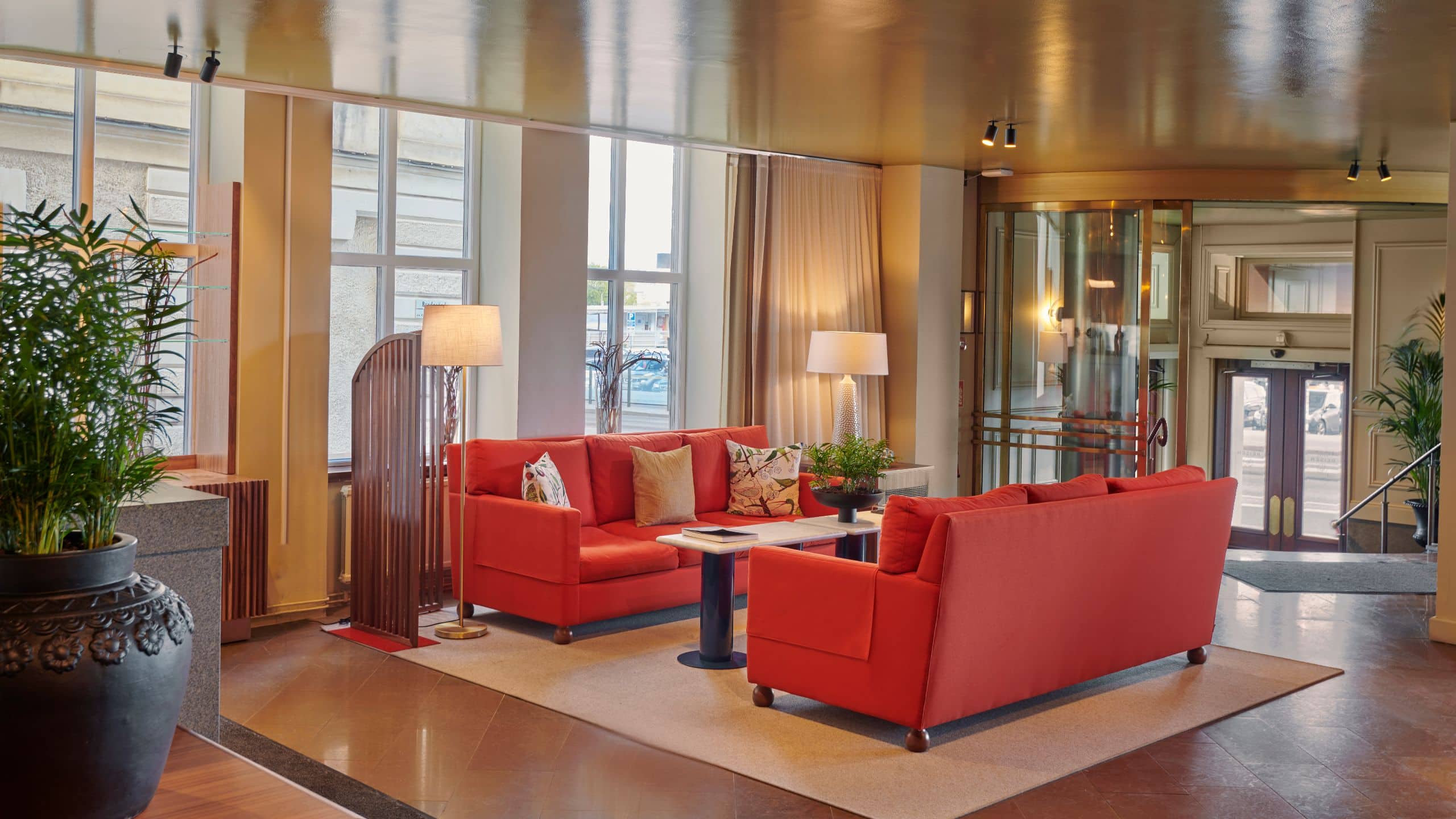 Hôtel Reisen Lobby Red Couches