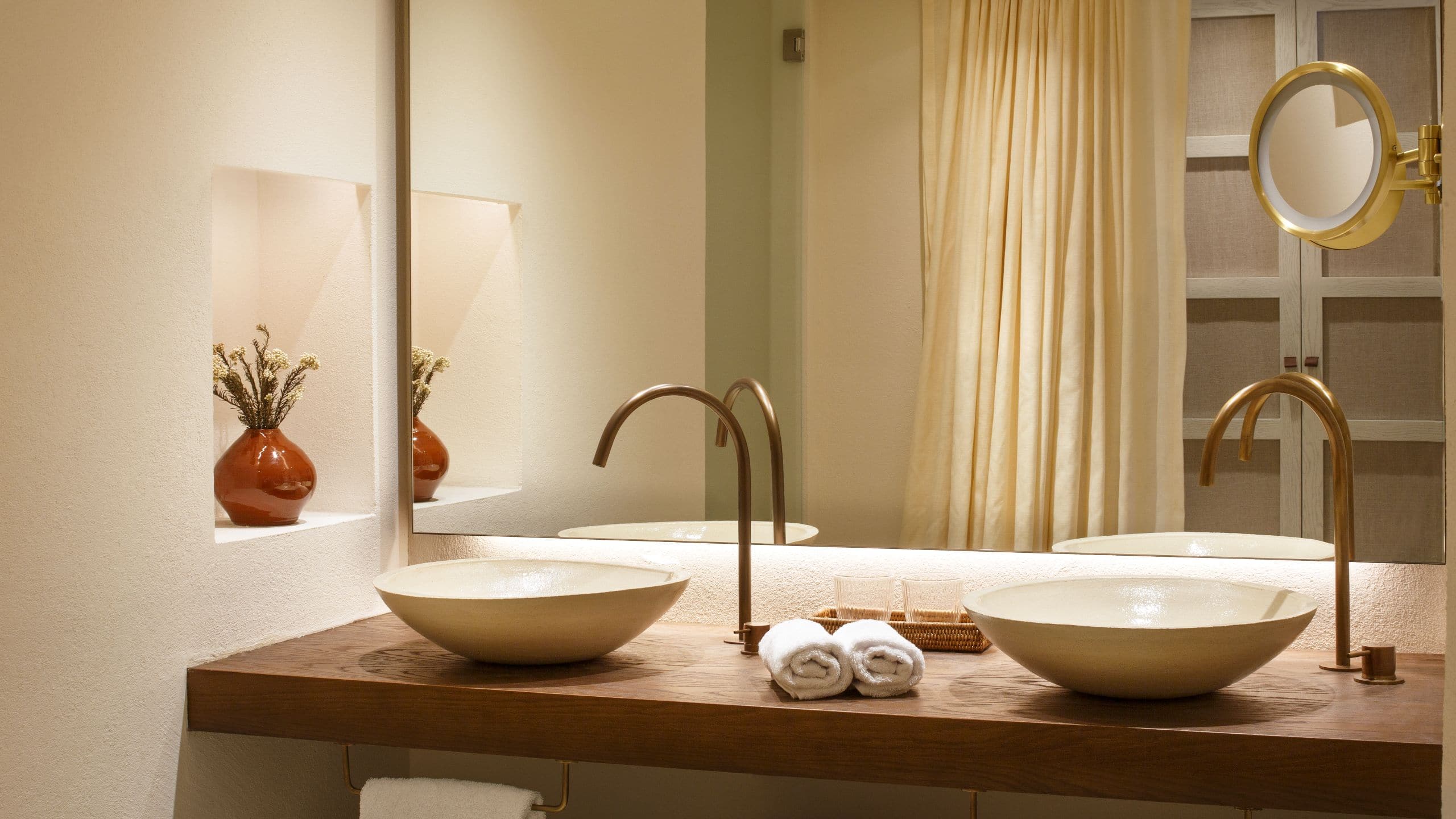 4 de 5 La Zambra King Bed Deluxe Bathroom