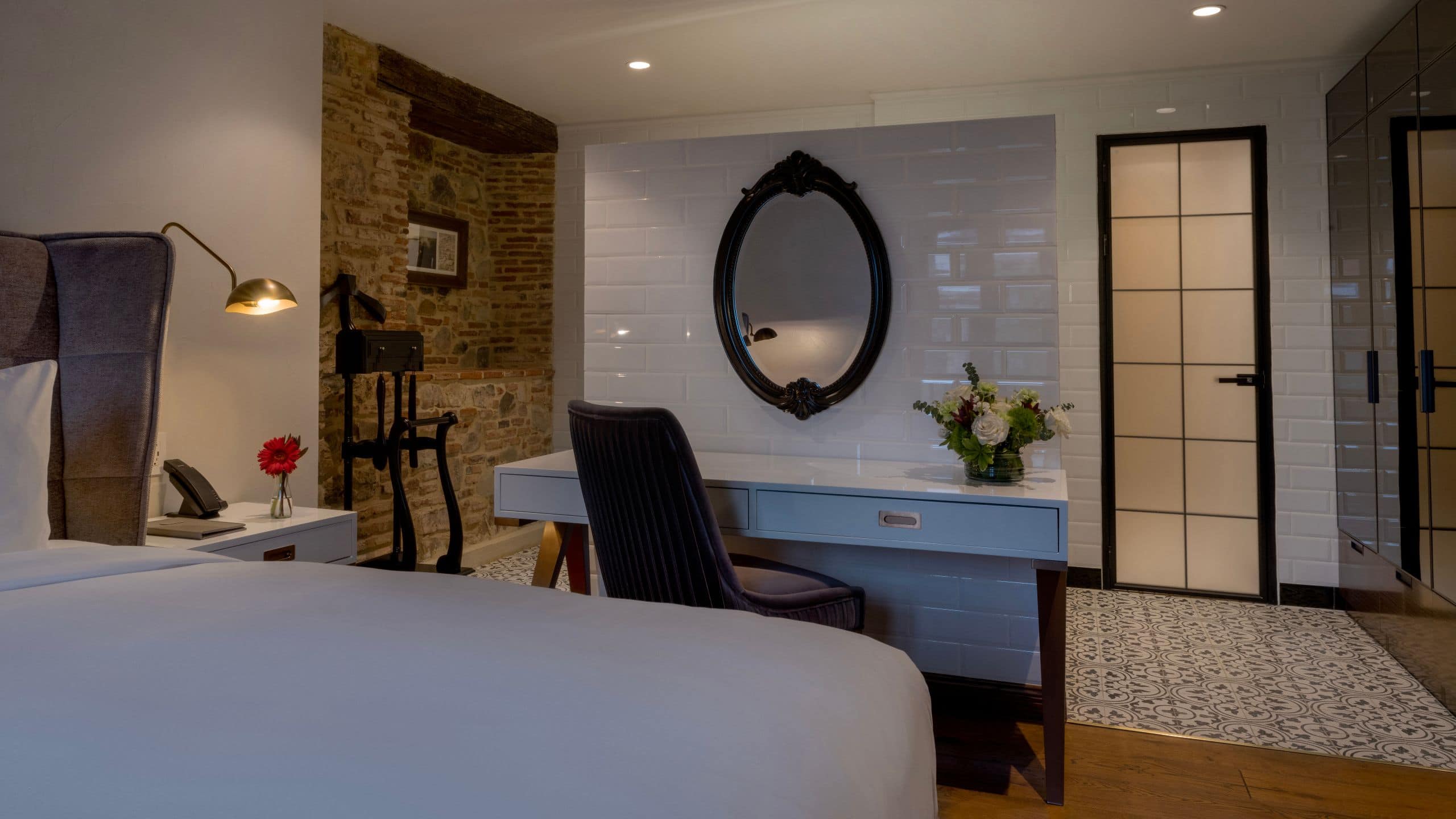 Hotel La Compañia King Suite Spanish Wing Desk