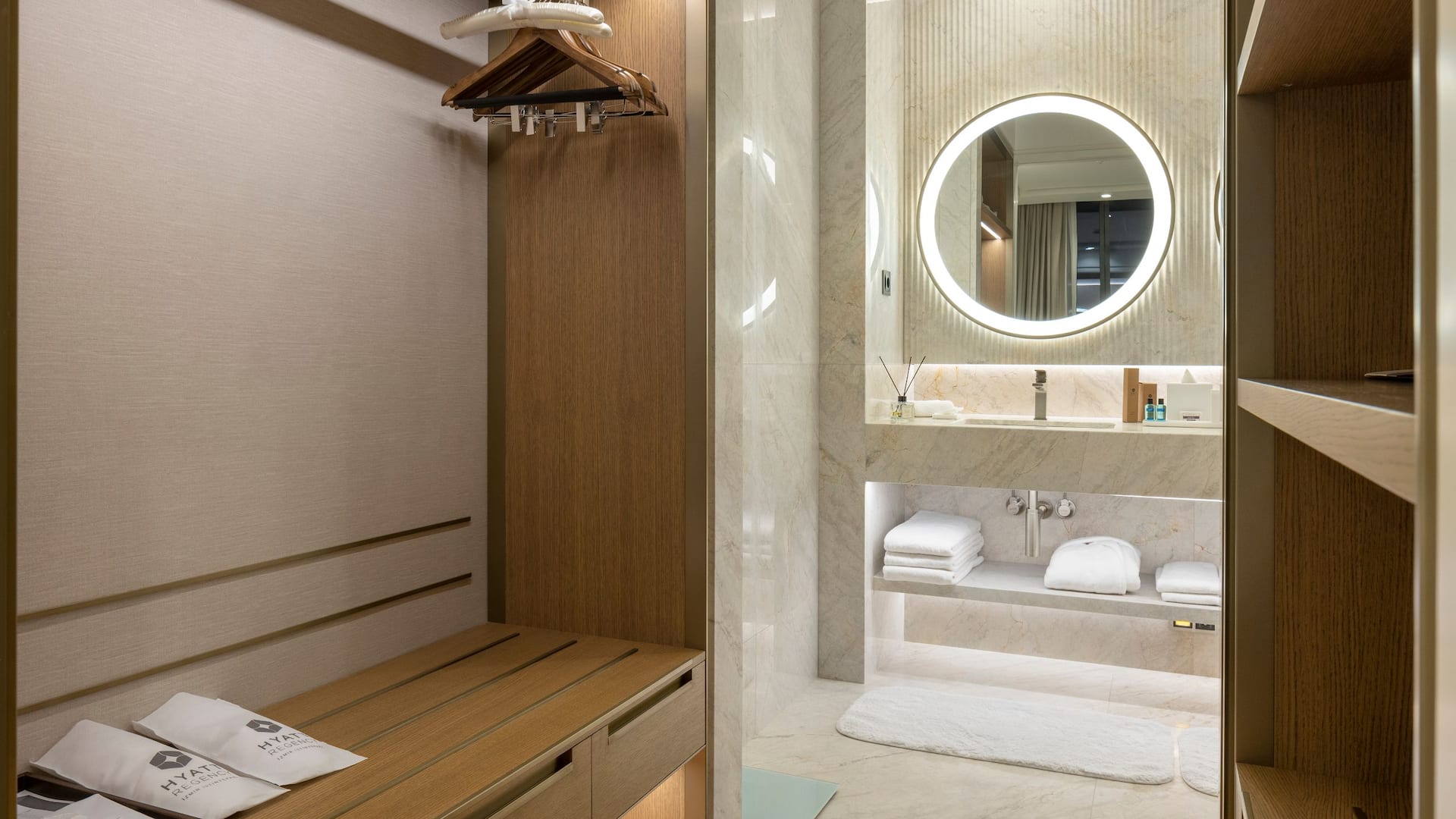 4/12 Hyatt Regency İzmir İstinyePark Regency Suite Wardrobe