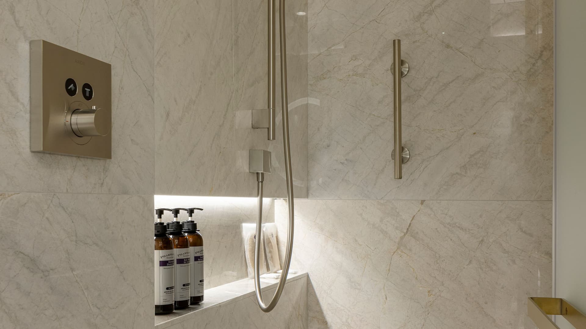 12/12 Hyatt Regency İzmir İstinyePark Regency Suite Marble Shower Amenities