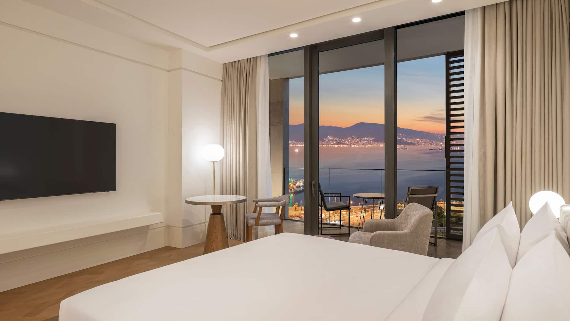 2/5 Hyatt Regency İzmir İstinyePark King Bed Tv And Sea View